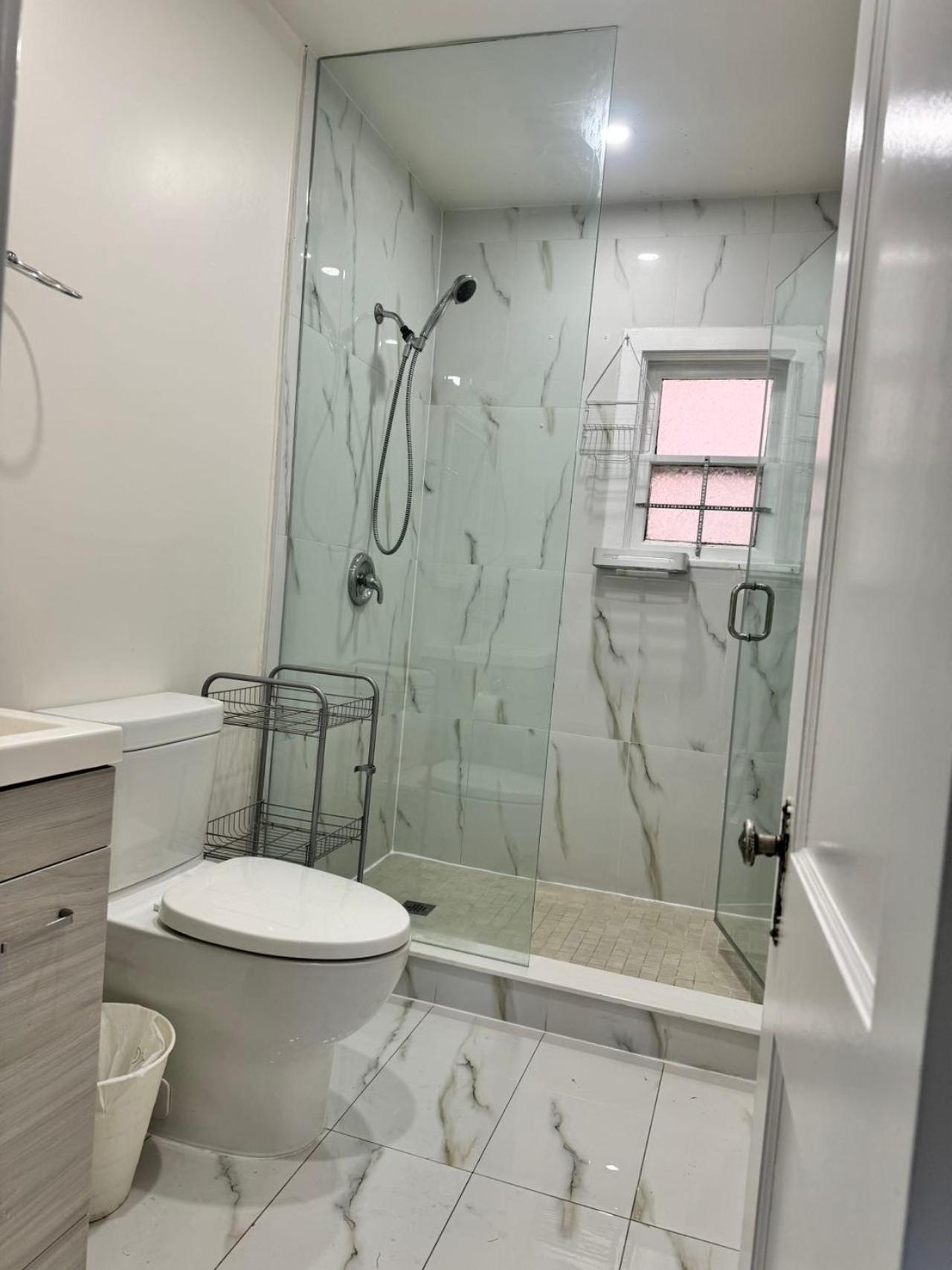 Spacious Urban Retreat Queen Bed & Sofa Bed Near Finch Subway Sleeps 4