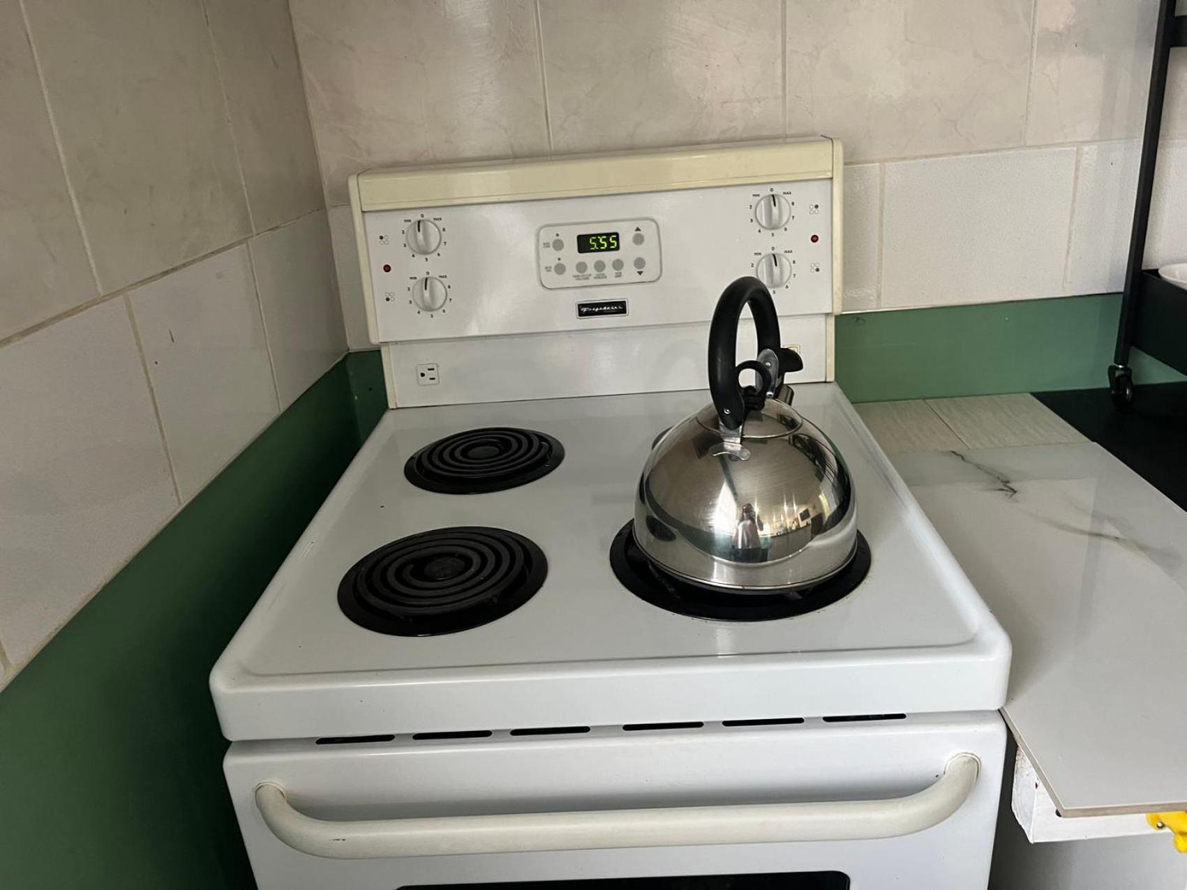 Spacious Urban Retreat Queen Bed & Sofa Bed Near Finch Subway Sleeps 4 *