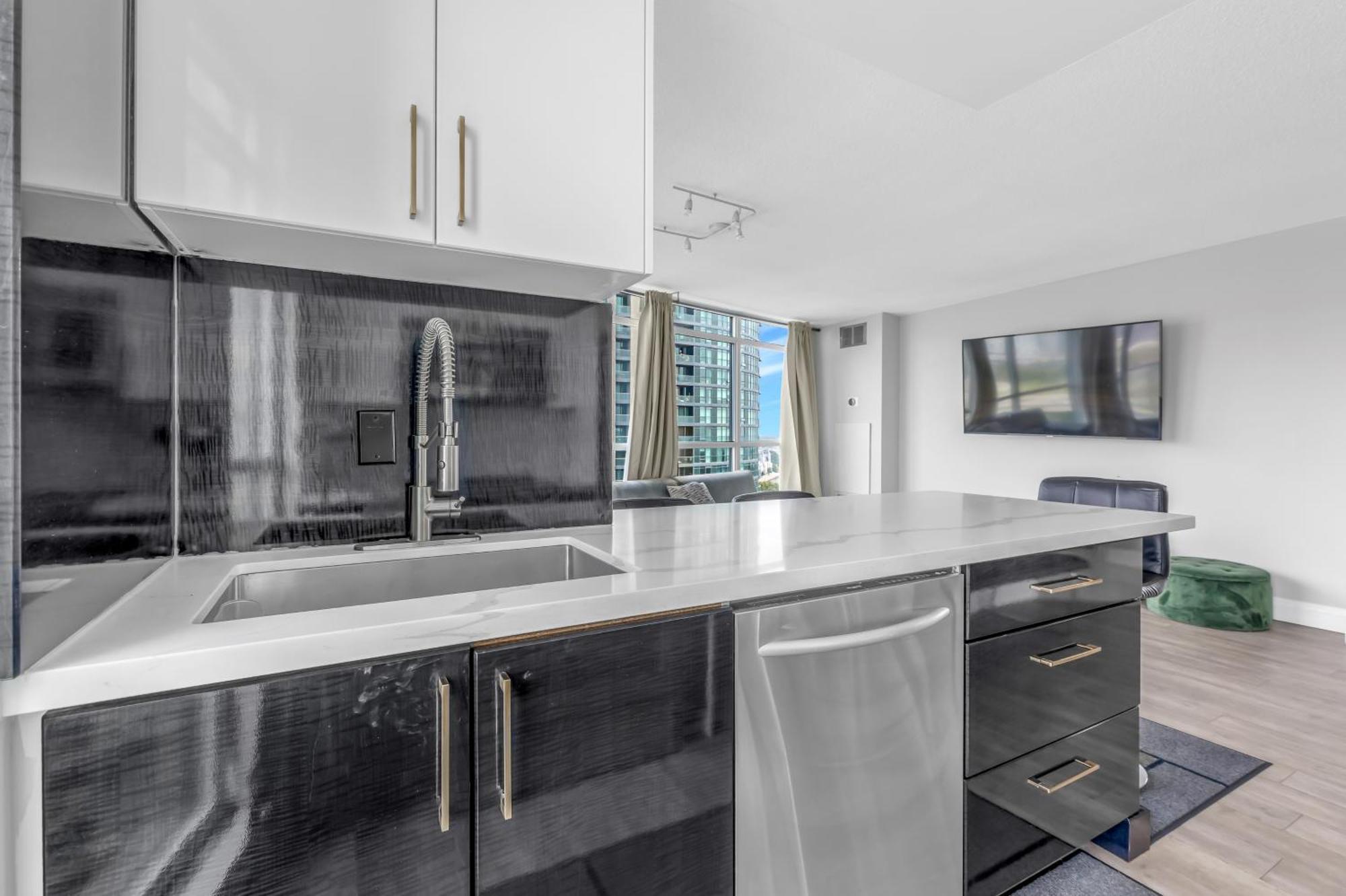 2 Bedroom Waterfront Downtown W/ Free Parking Apartment Toronto