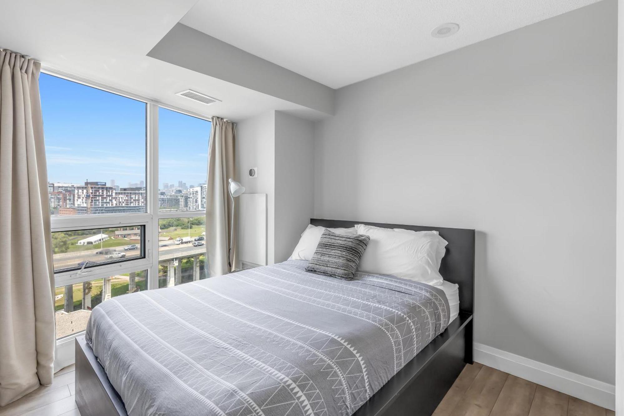 2 Bedroom Waterfront Downtown W/ Free Parking Toronto
