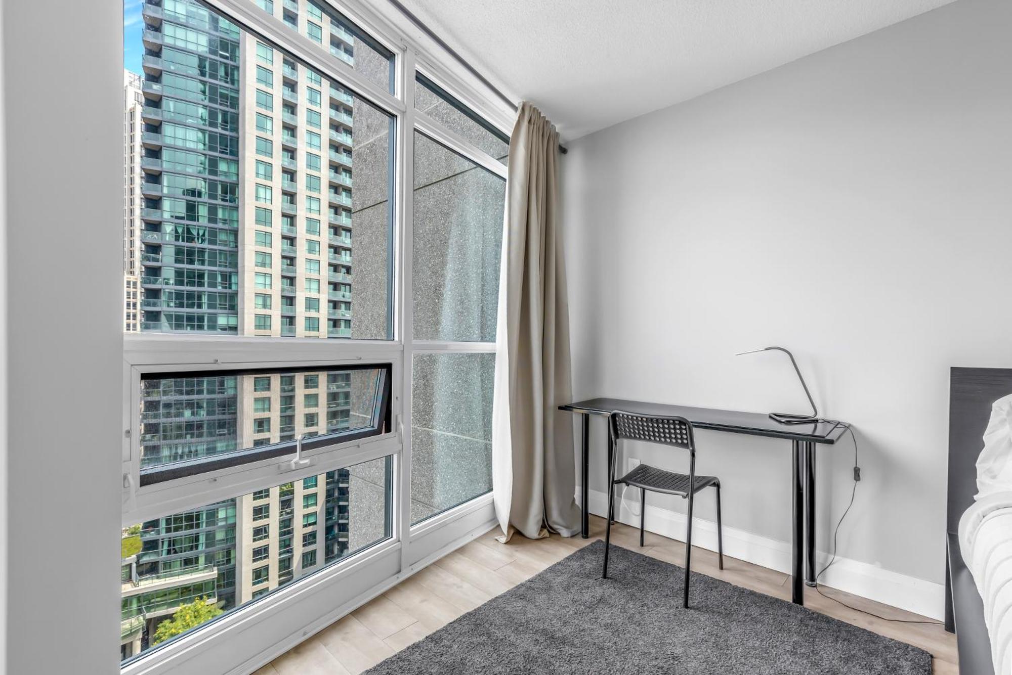 2 Bedroom Waterfront Downtown W/ Free Parking Apartment