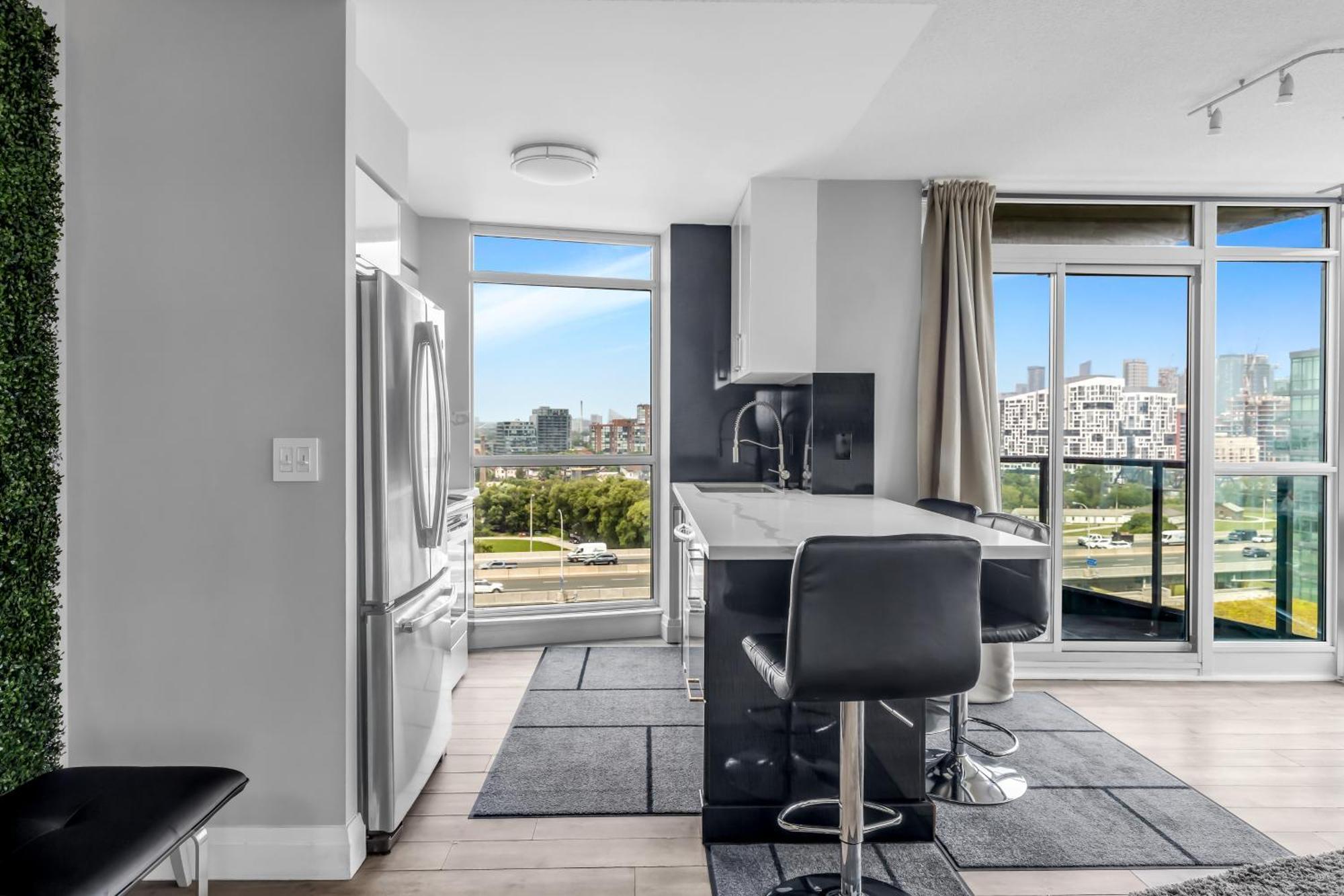2 Bedroom Waterfront Downtown W/ Free Parking Apartment