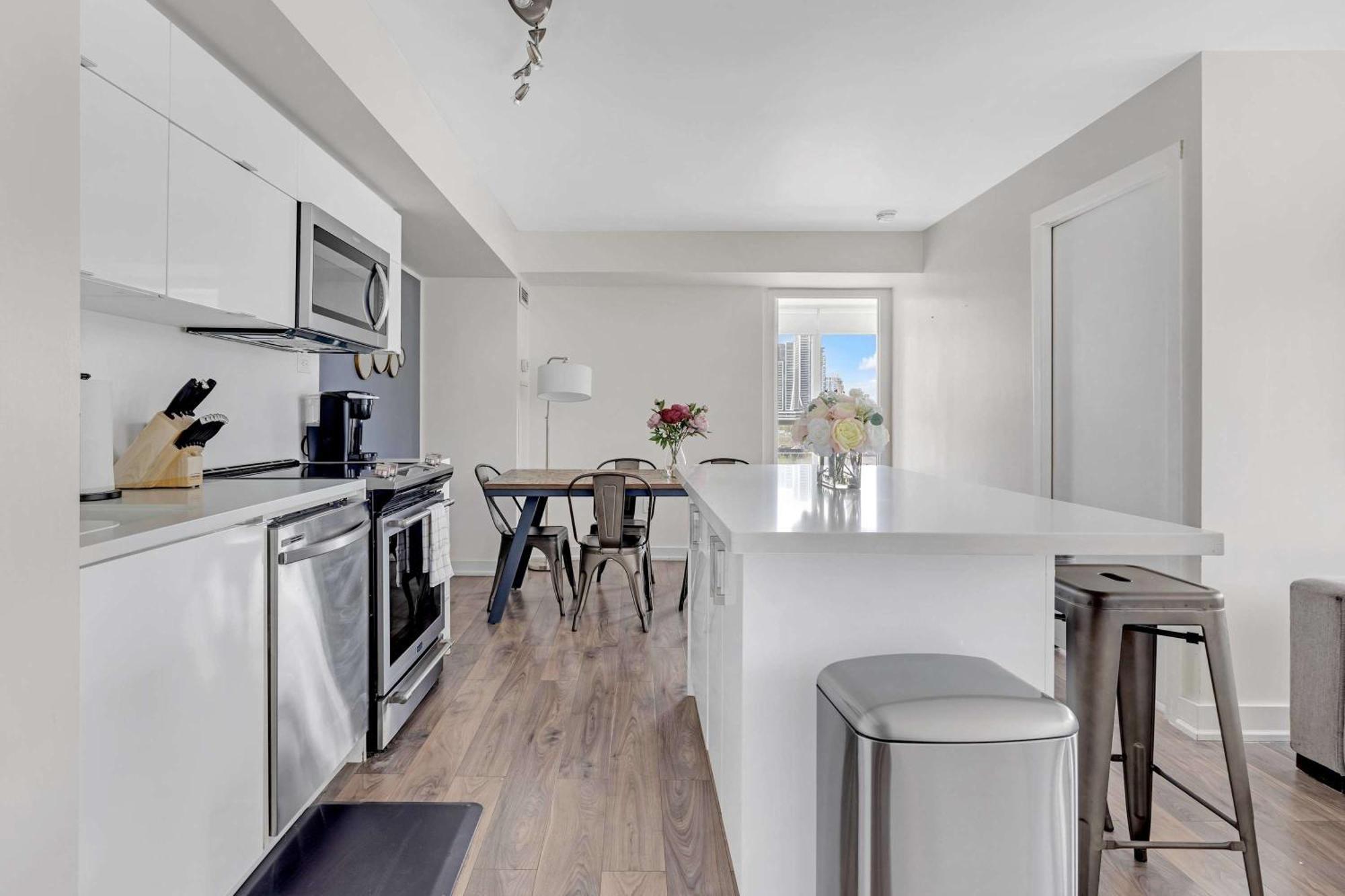 Downtown Oasis Top Location & Free Parking Apartment Toronto