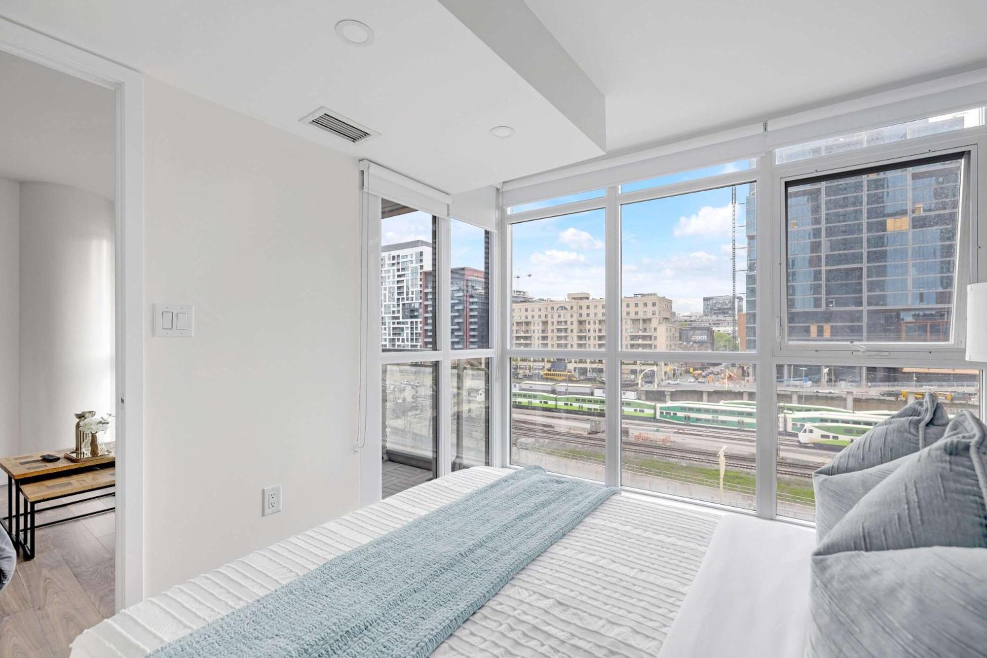 Downtown Oasis Top Location & Free Parking Apartment
