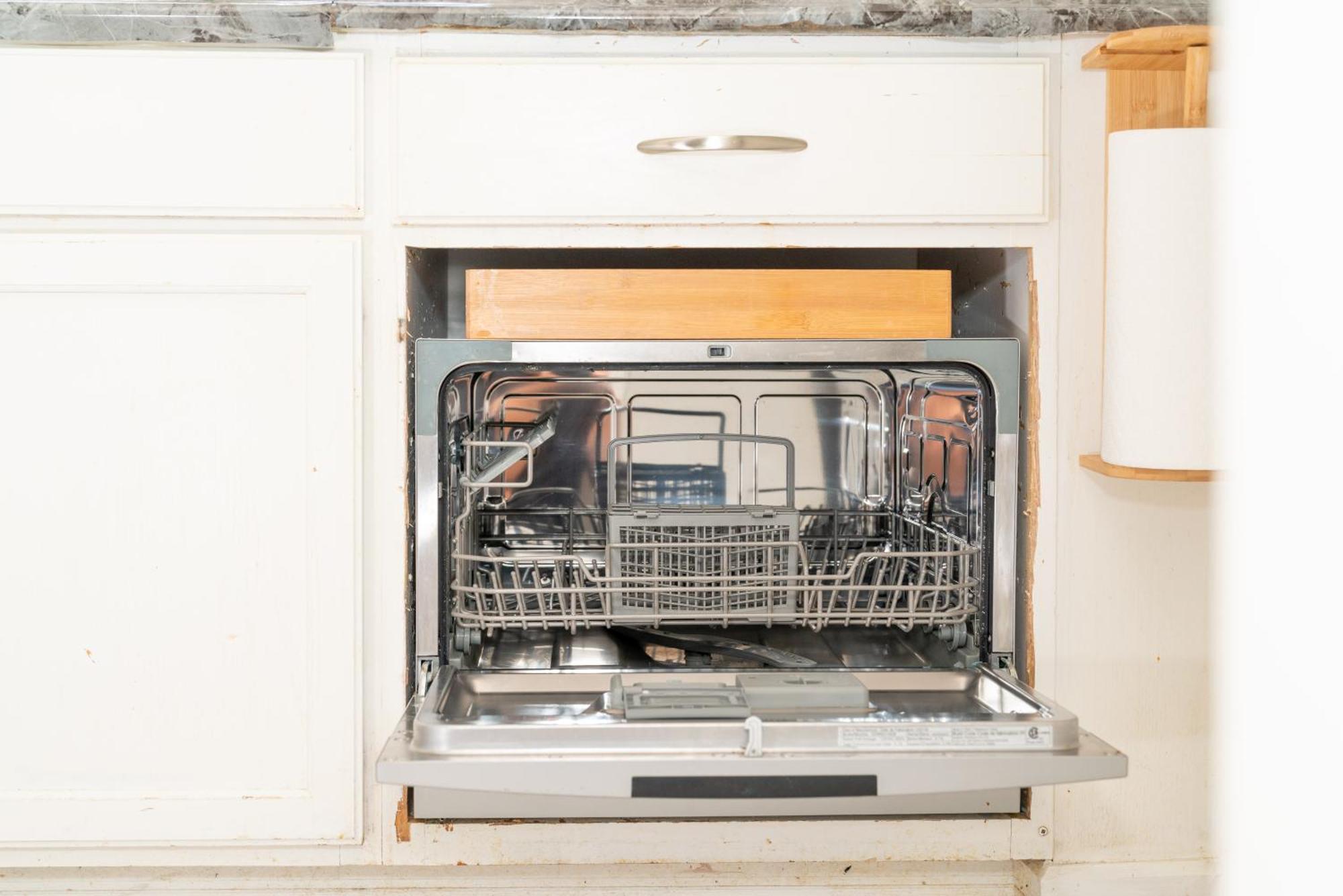 In Cozy House Close To Lawrence Ave, Wifi, Parking *