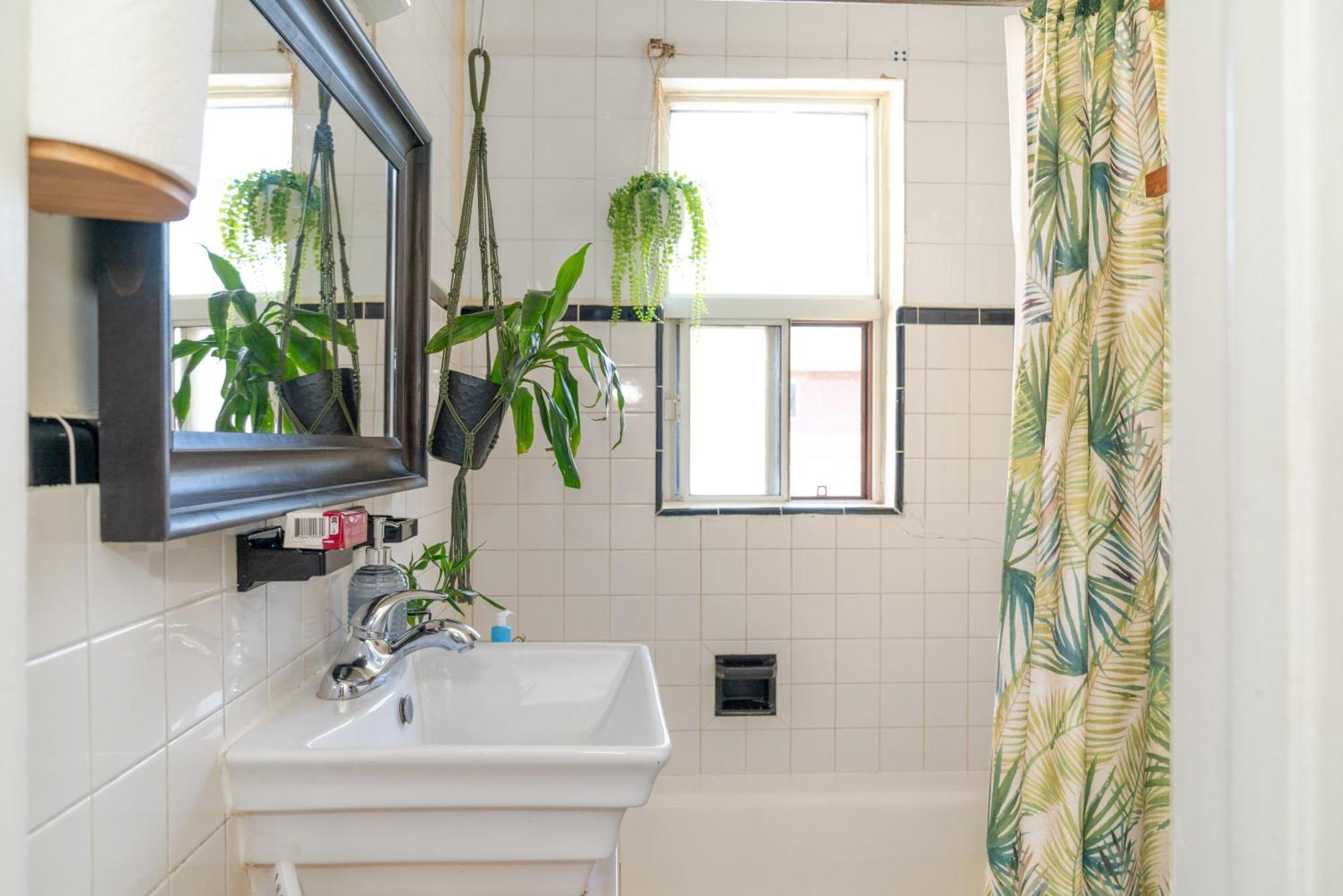 Homestay In Cozy House Close To Lawrence Ave, Wifi, Parking *