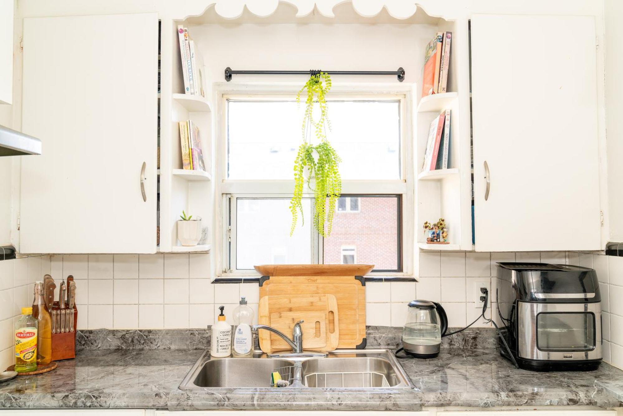 In Cozy House Close To Lawrence Ave, Wifi, Parking *