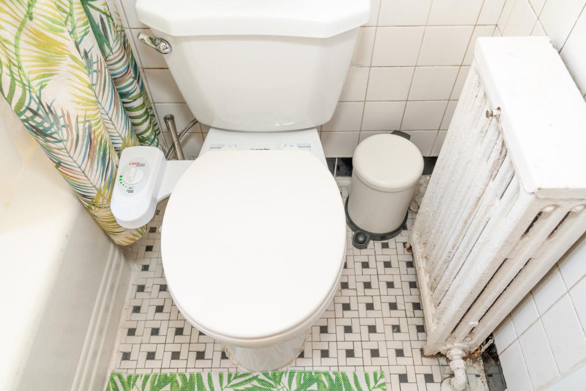 In Cozy House Close To Lawrence Ave, Wifi, Parking Homestay Toronto
