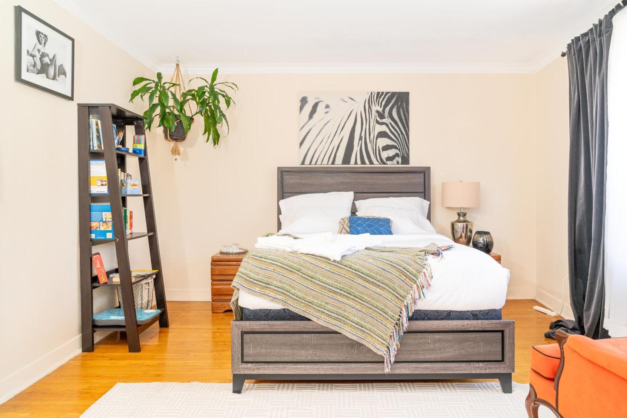 In Cozy House Close To Lawrence Ave, Wifi, Parking Homestay Toronto