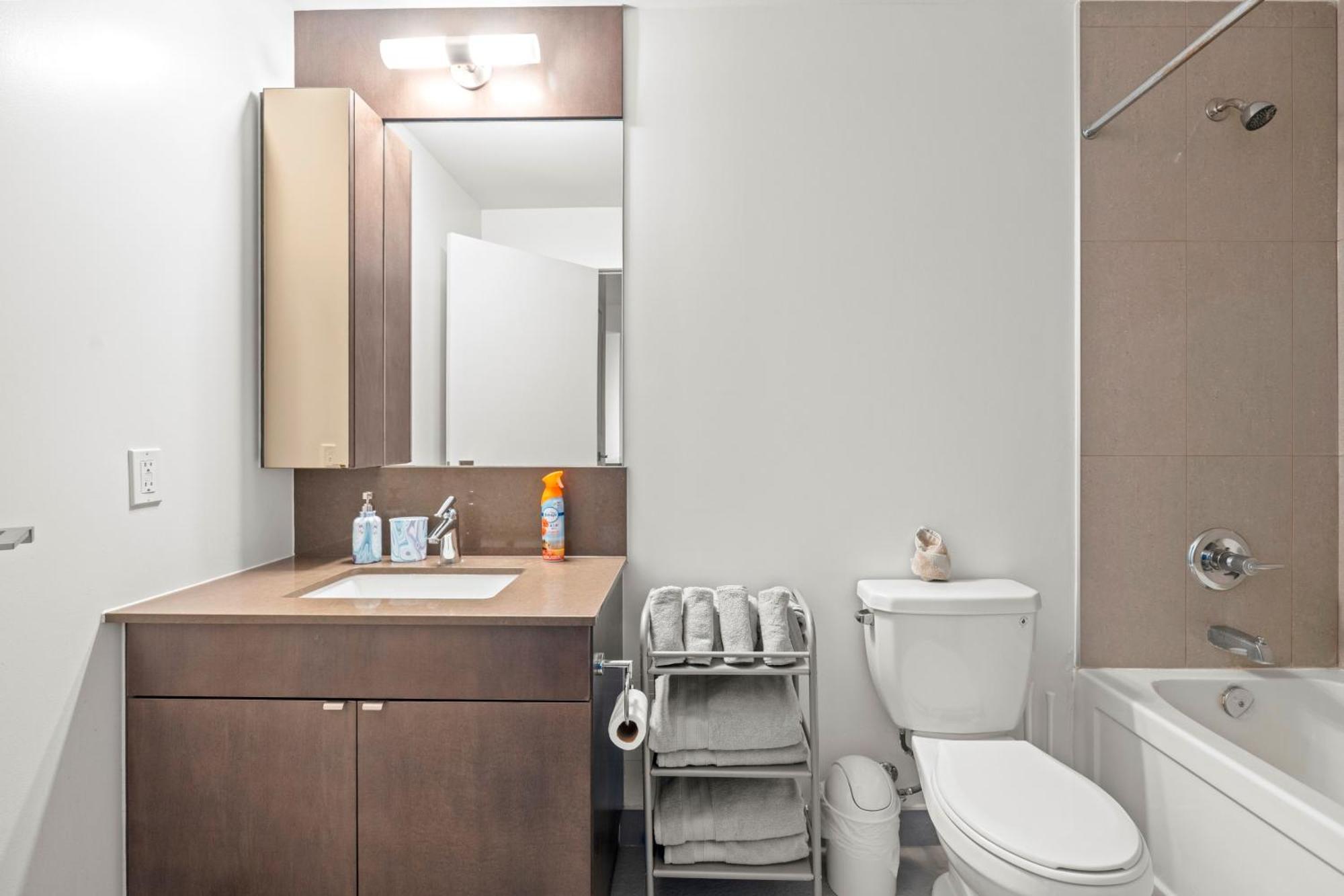 Modern Dunfield Ave By Globalstay