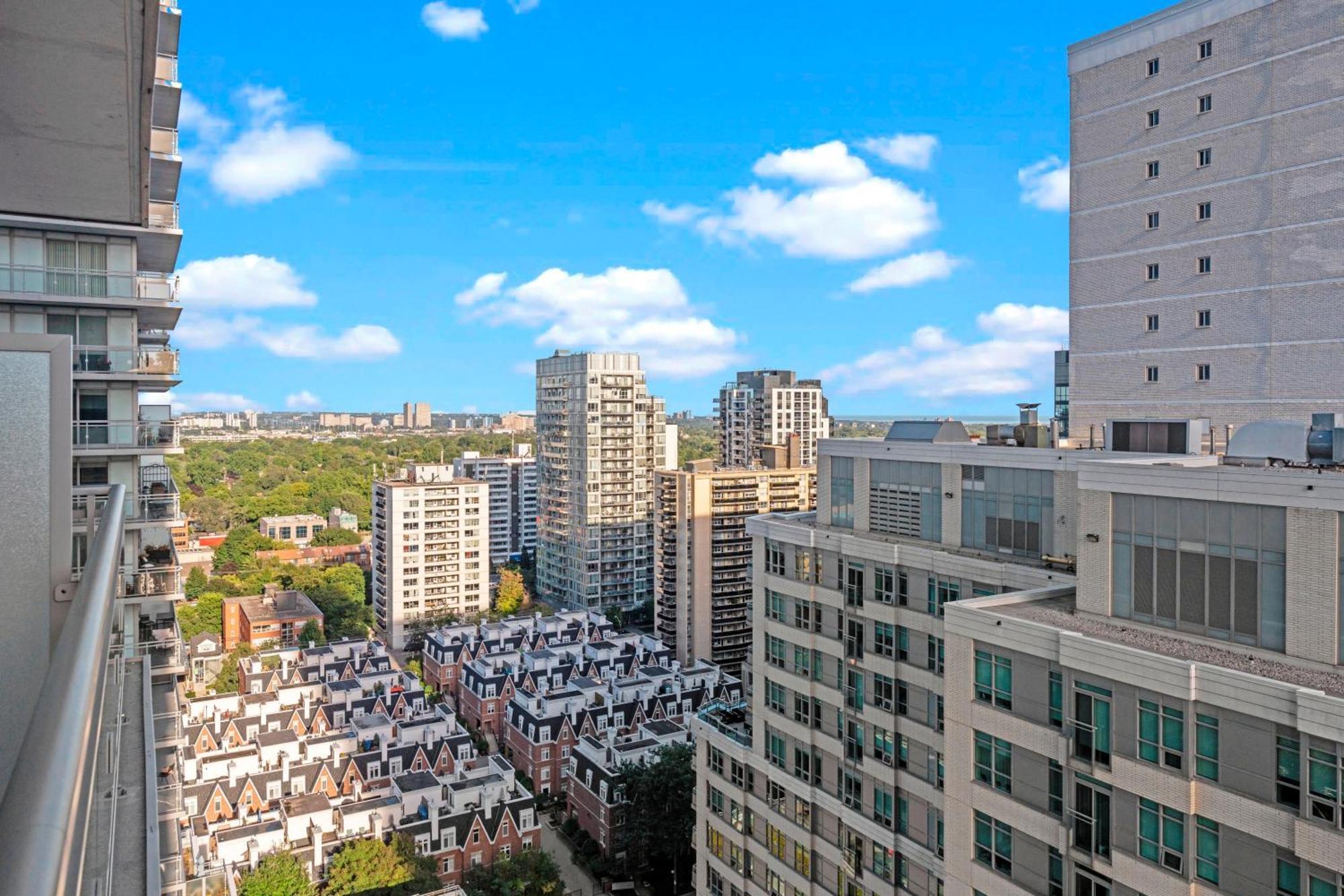Modern Dunfield Ave By Globalstay
