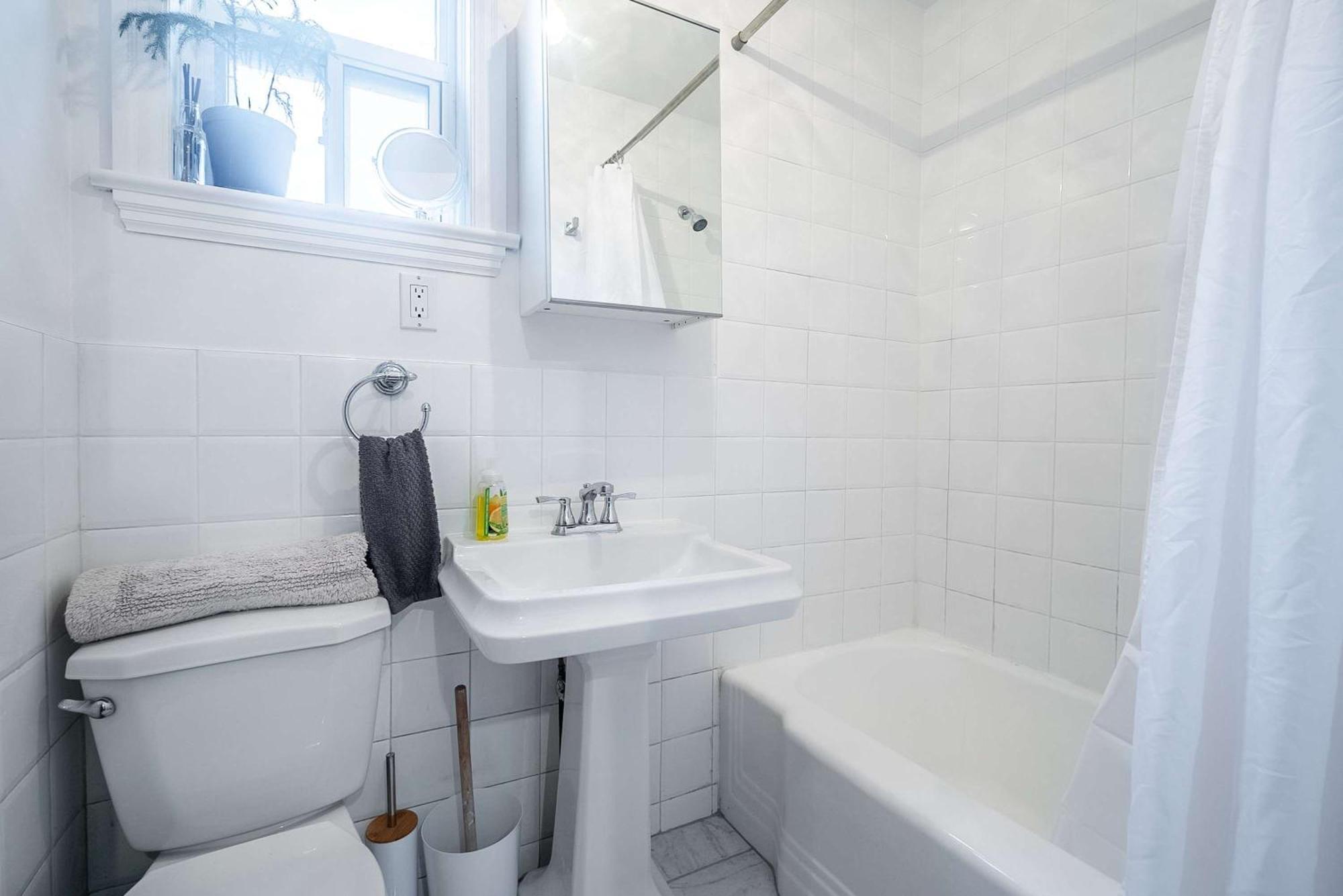 Multi-level Townhome Close To Christie Pits Park Holiday home *