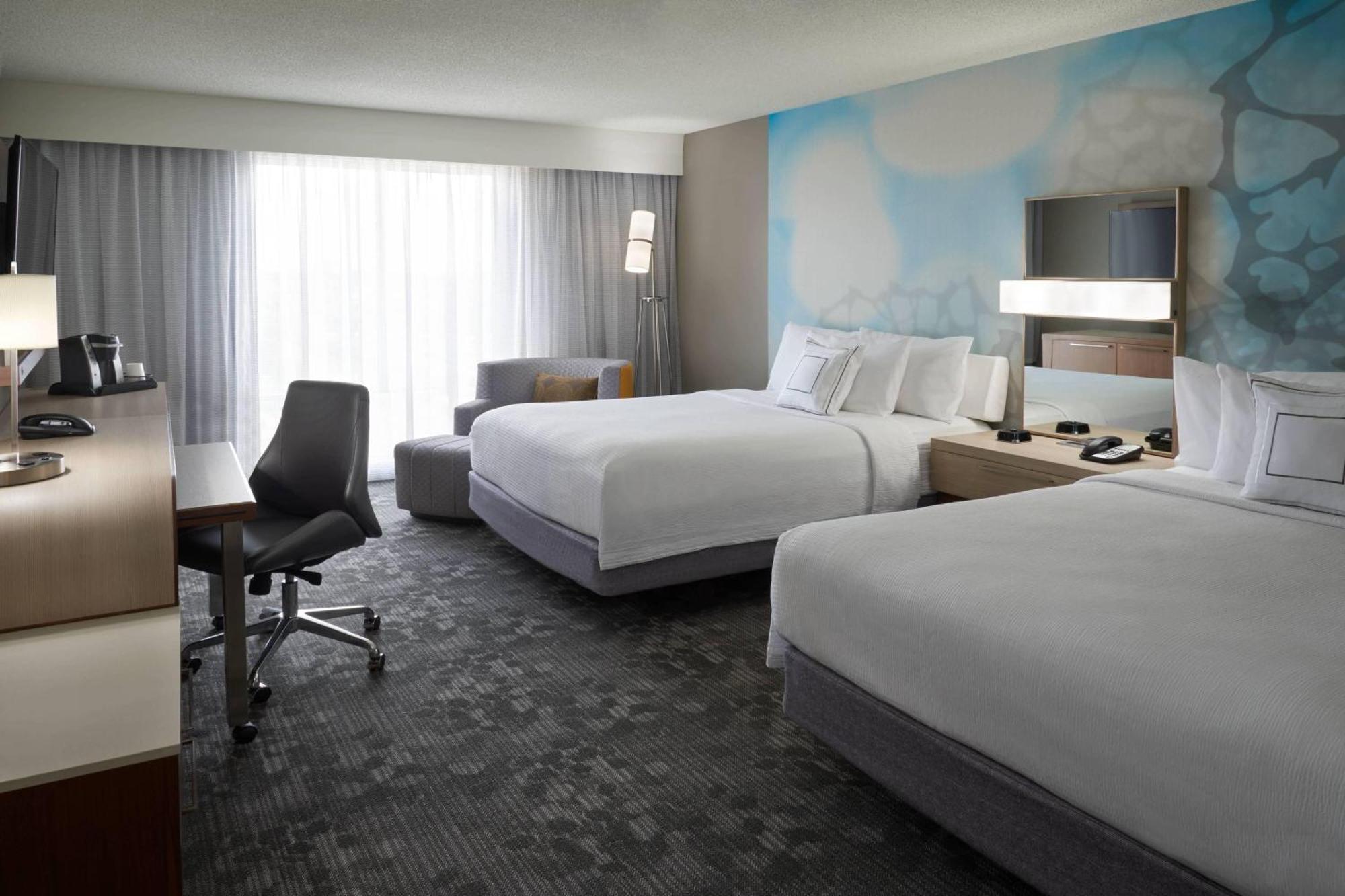 Hotel Courtyard By Marriott Airport