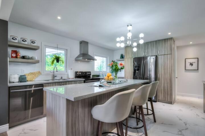 4 Bedrooms Or 2 Bedrooms House Near Fairview Mall And 401 & Dvp