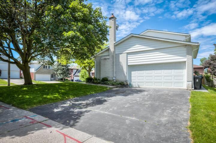 Holiday home 4 Bedrooms Or 2 Bedrooms House Near Fairview Mall And 401 & Dvp