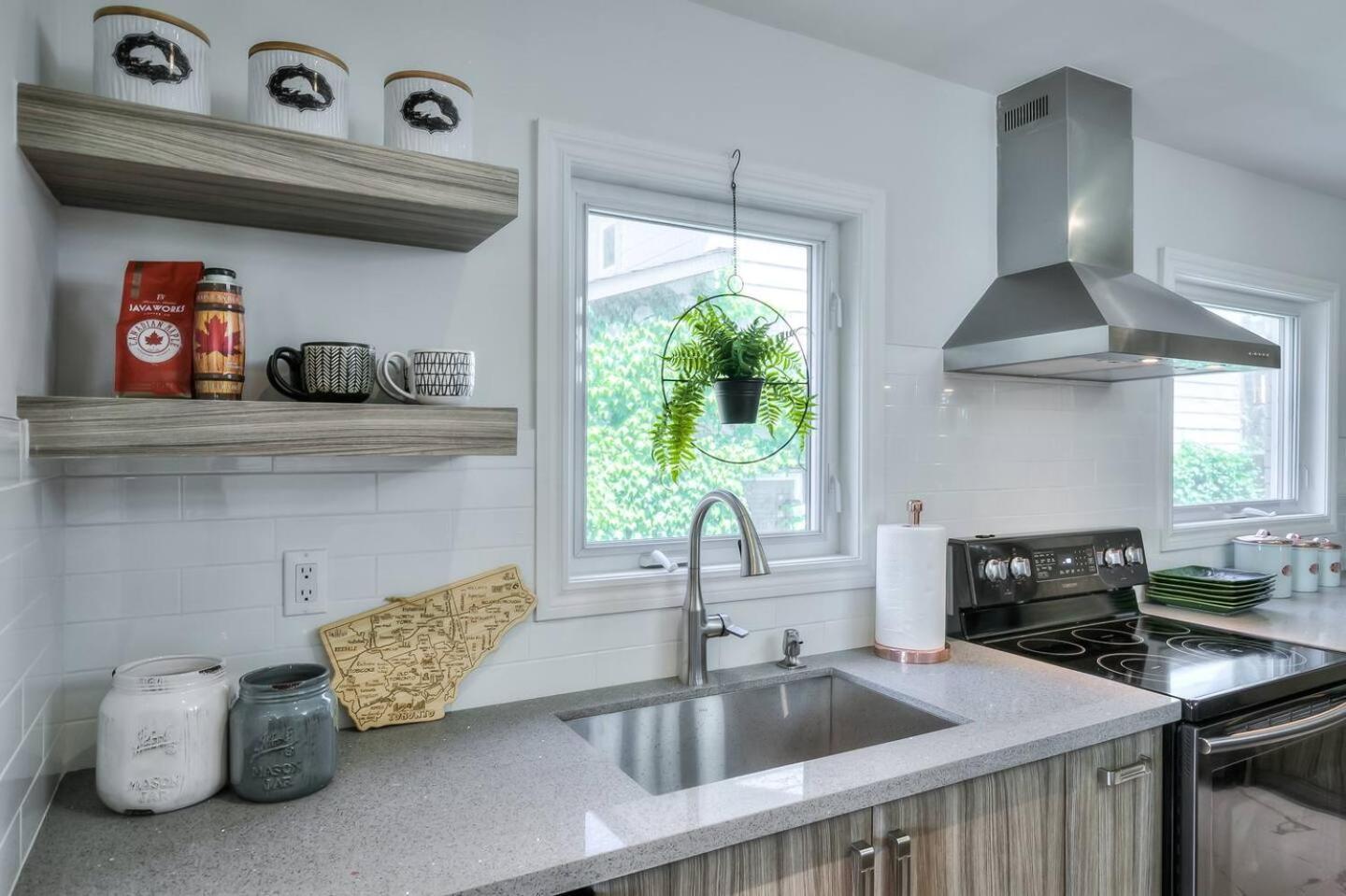 4 Bedrooms Or 2 Bedrooms House Near Fairview Mall And 401 & Dvp Holiday home *