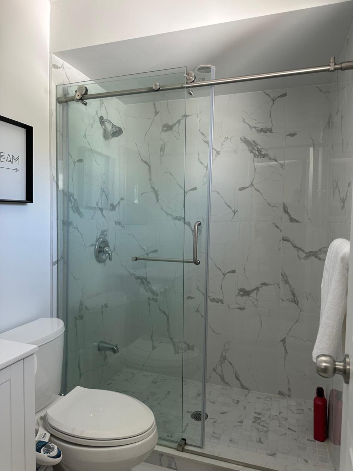 4 Bedrooms Or 2 Bedrooms House Near Fairview Mall And 401 & Dvp Holiday home Toronto