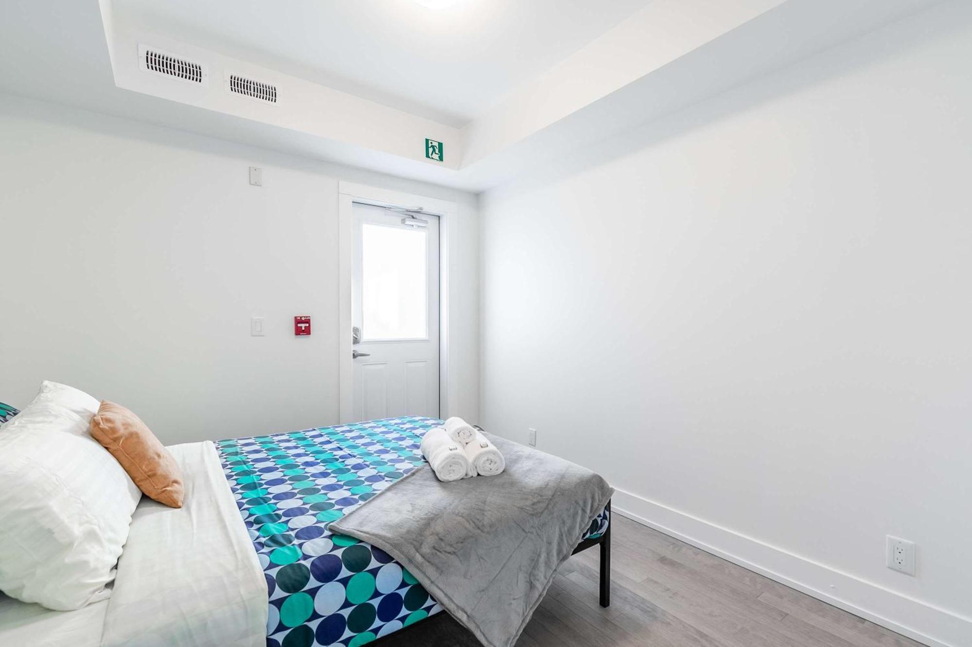 Large 3br Steps From High Park Apartment *