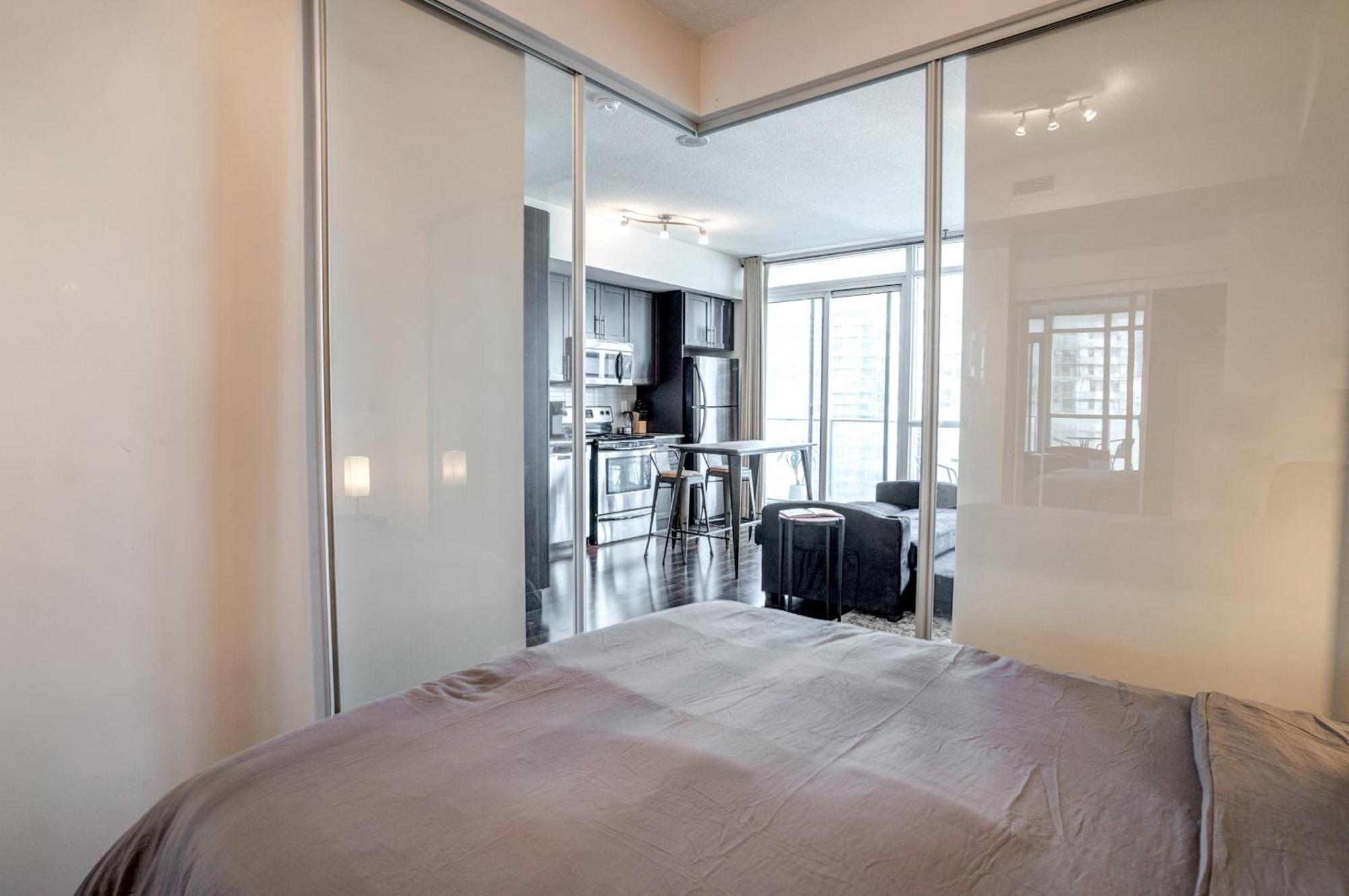 Stunning 1br In Heart Of Downtown Apartment *