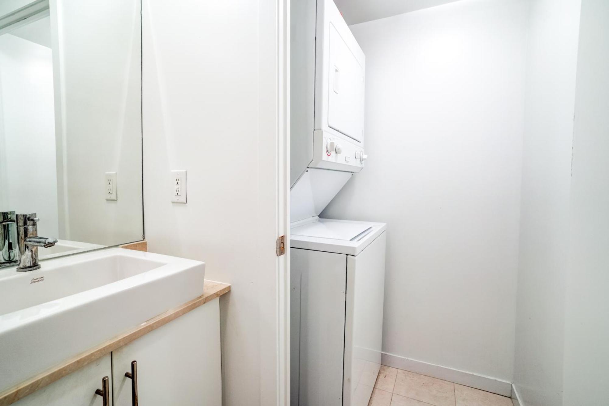 Stunning 1br In Heart Of Downtown Apartment *