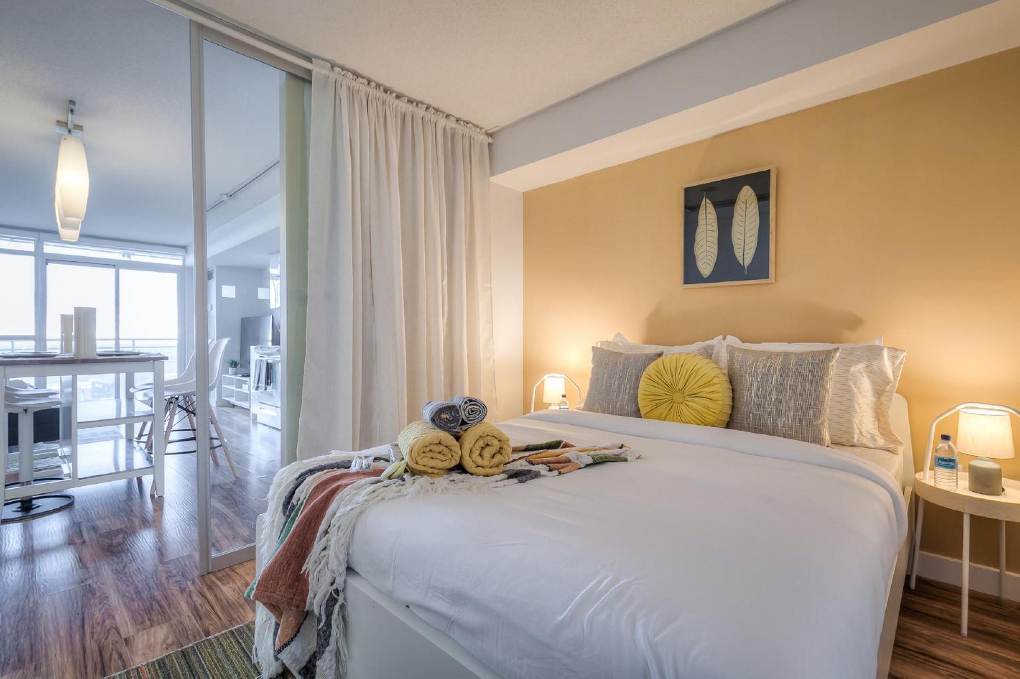 Chic And Ample 1br Apartment Toronto