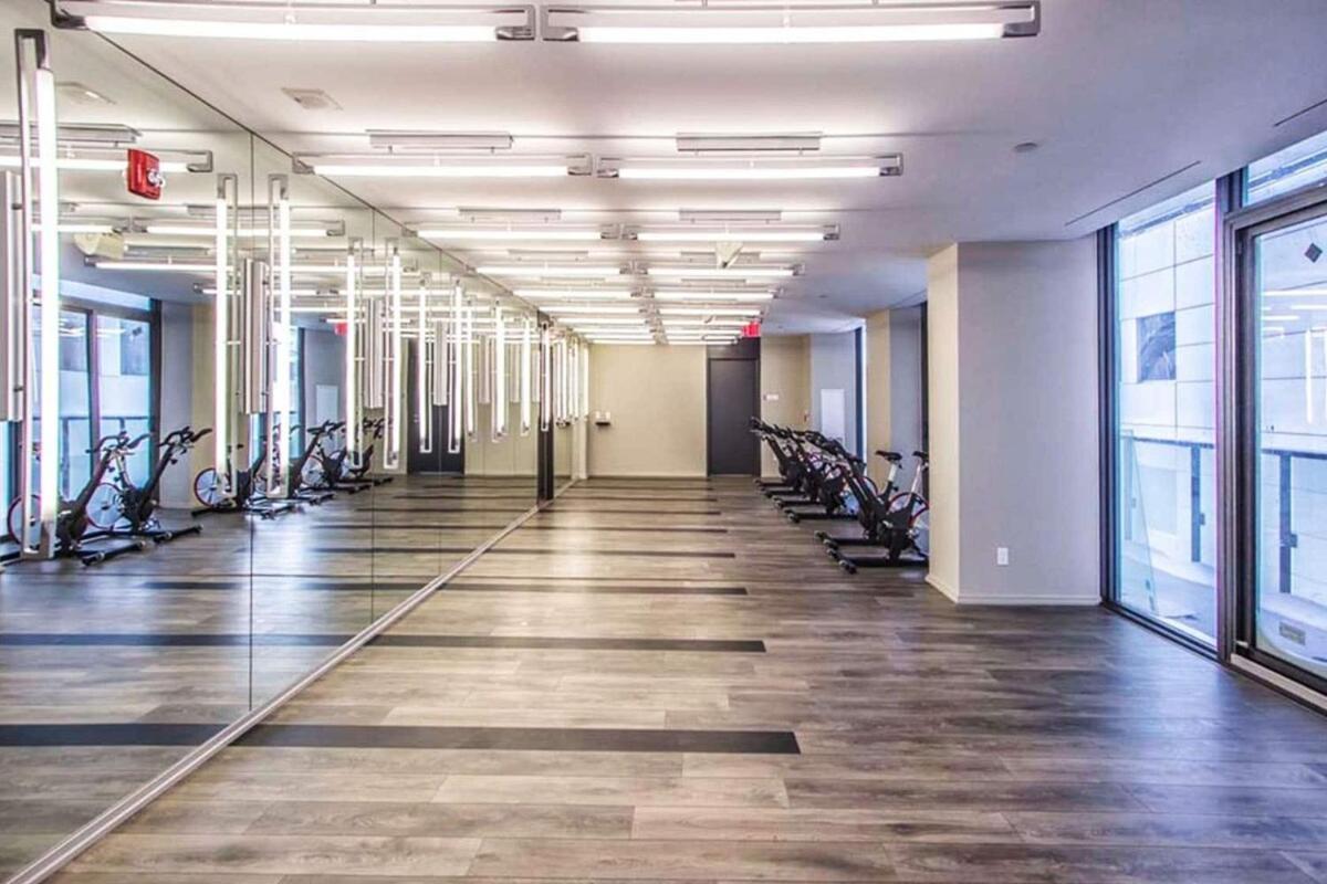 Apartment Stunning In Downtown Perfect For Businesses Trips And Small Families