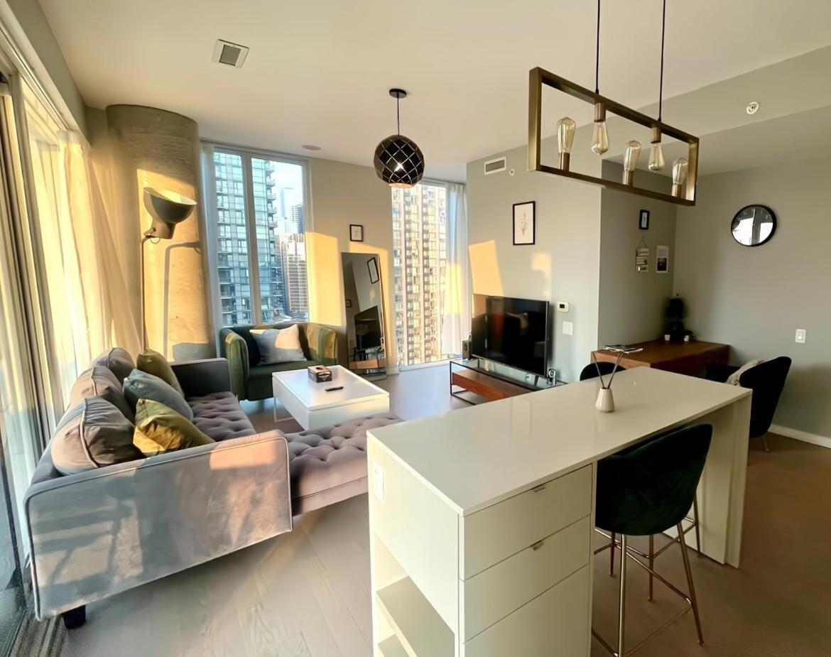 Apartment Stunning In Downtown Perfect For Businesses Trips And Small Families *