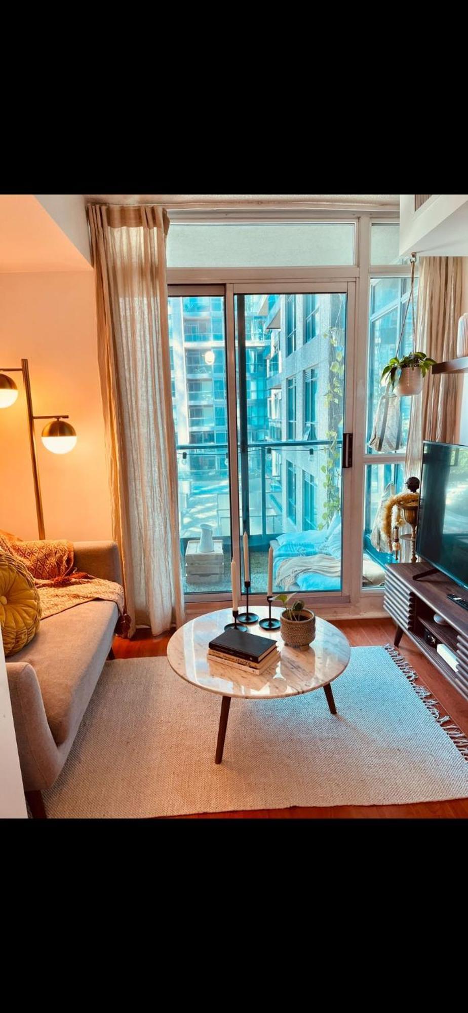 For 2 In Downtown Apartment Toronto
