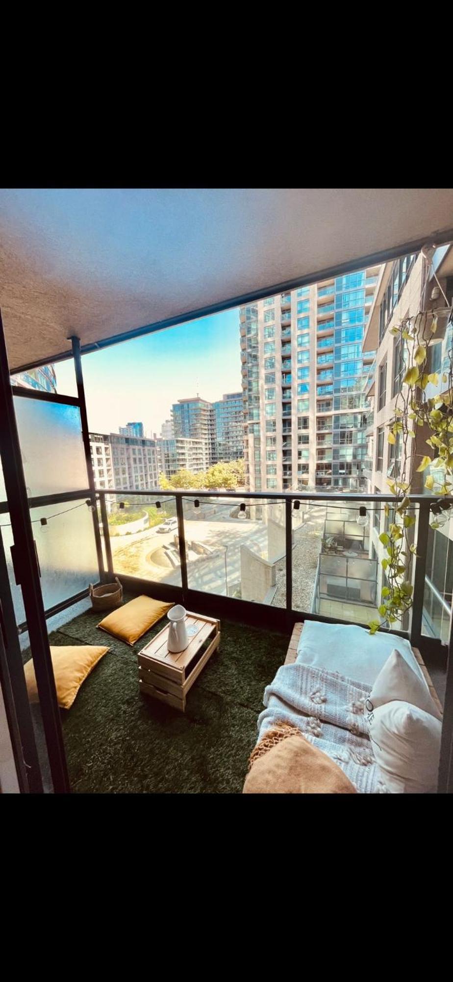 For 2 In Downtown Toronto
