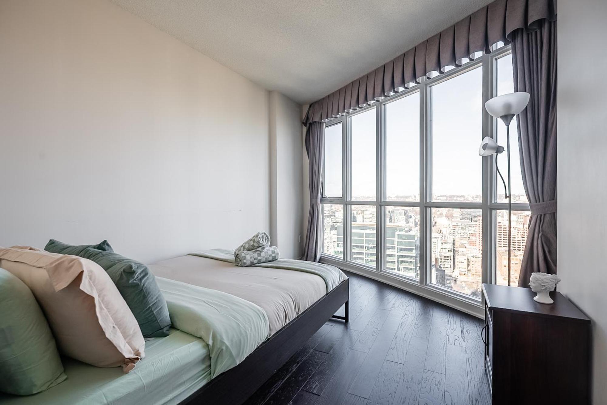 Modern Downtown Apartment *