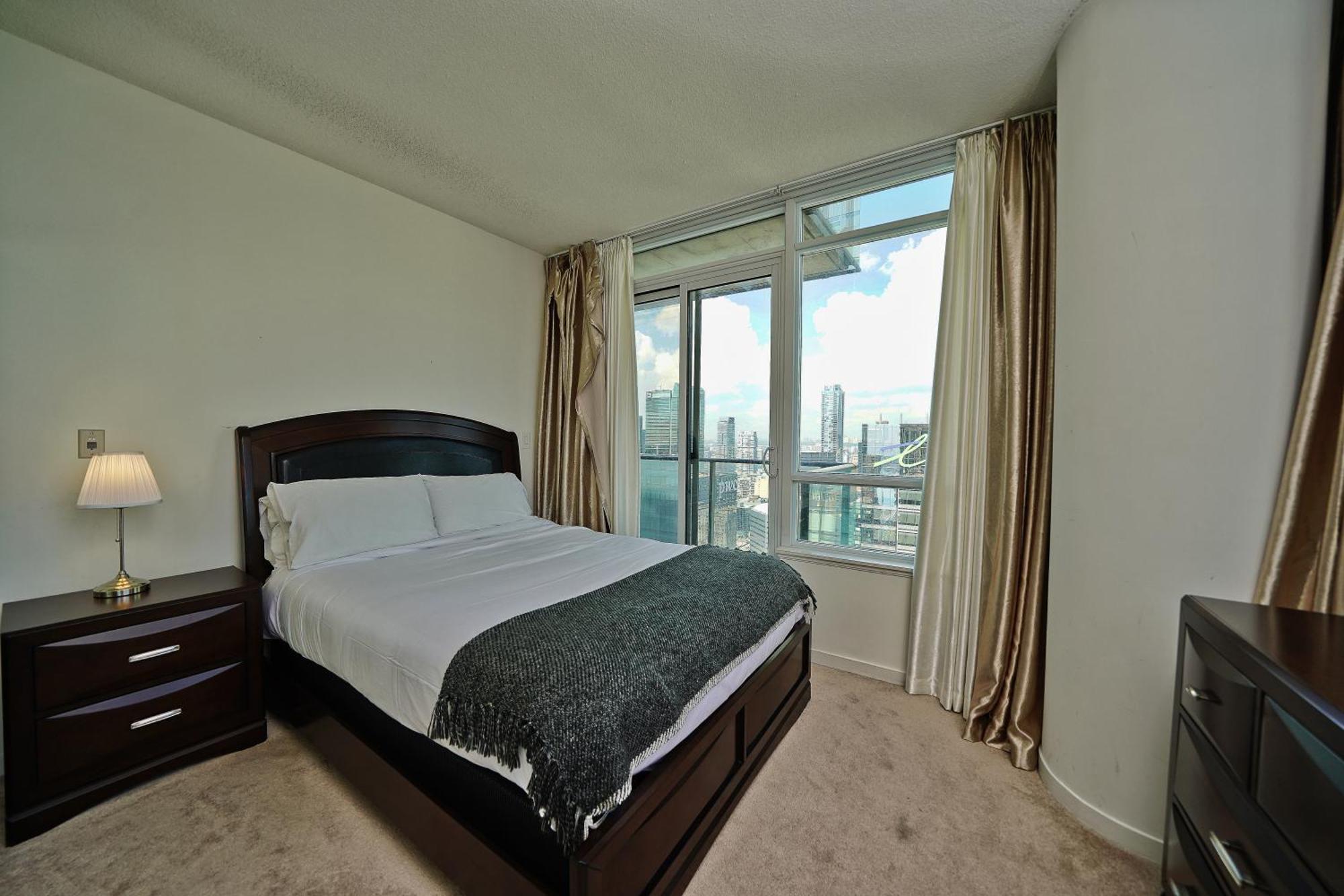 Rivetstays - The Bremner I Toronto