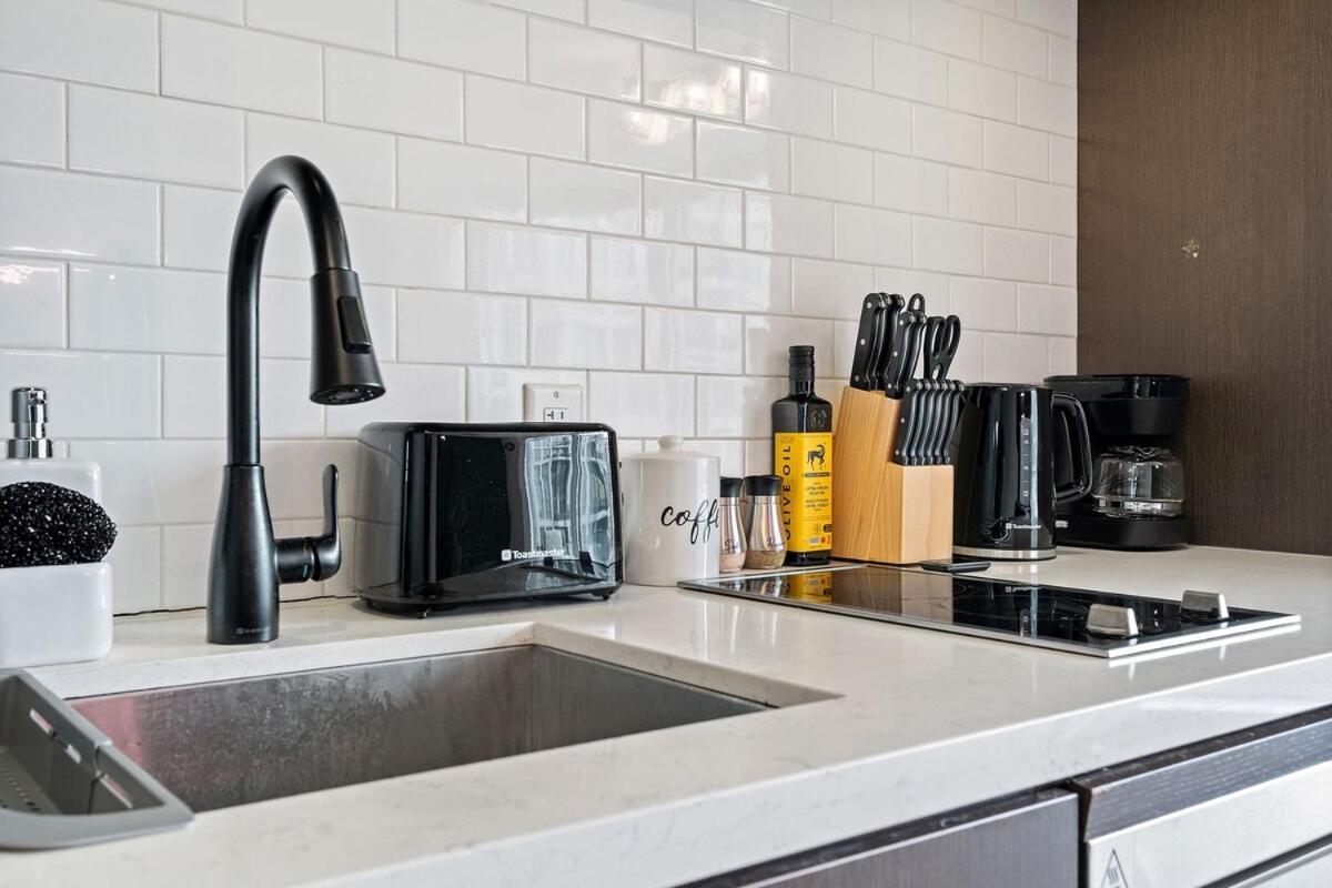 Luxurious In Yorkville Apartment