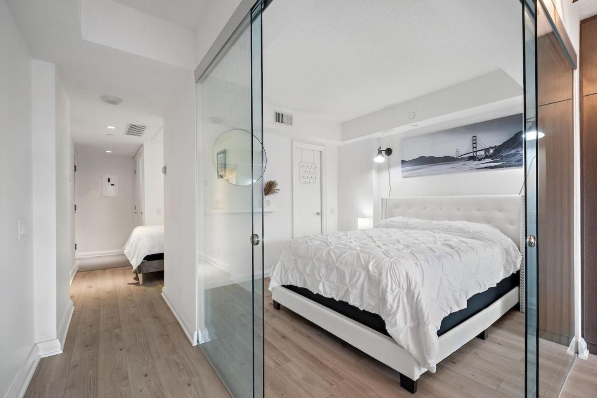 Luxurious In Yorkville Apartment *