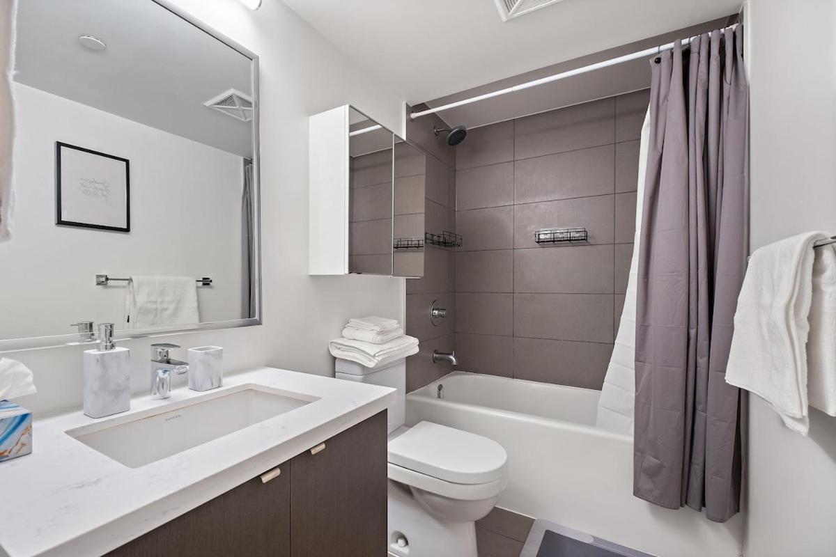 Luxurious In Yorkville * Toronto