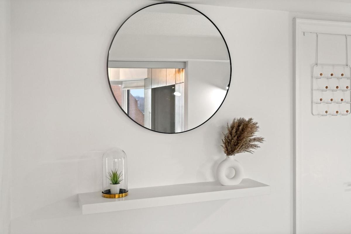 Luxurious In Yorkville Apartment Toronto