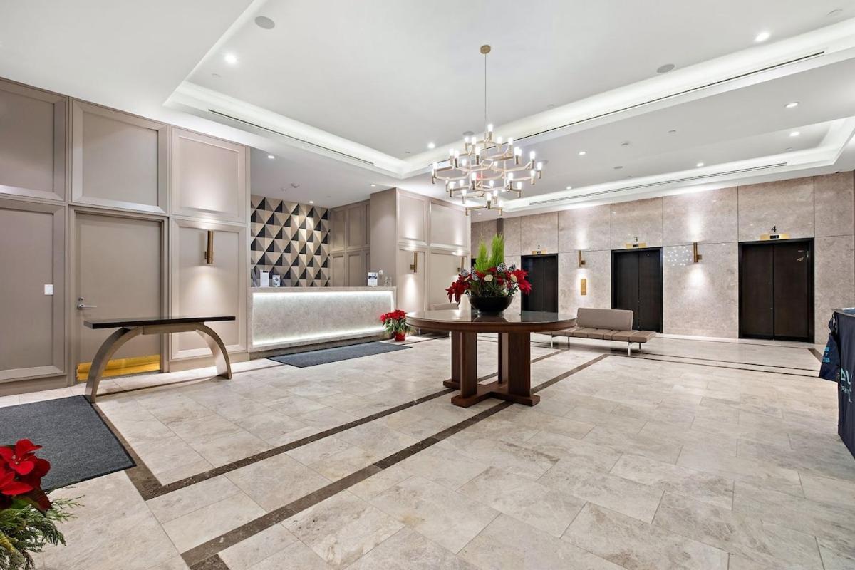 Luxurious In Yorkville Apartment