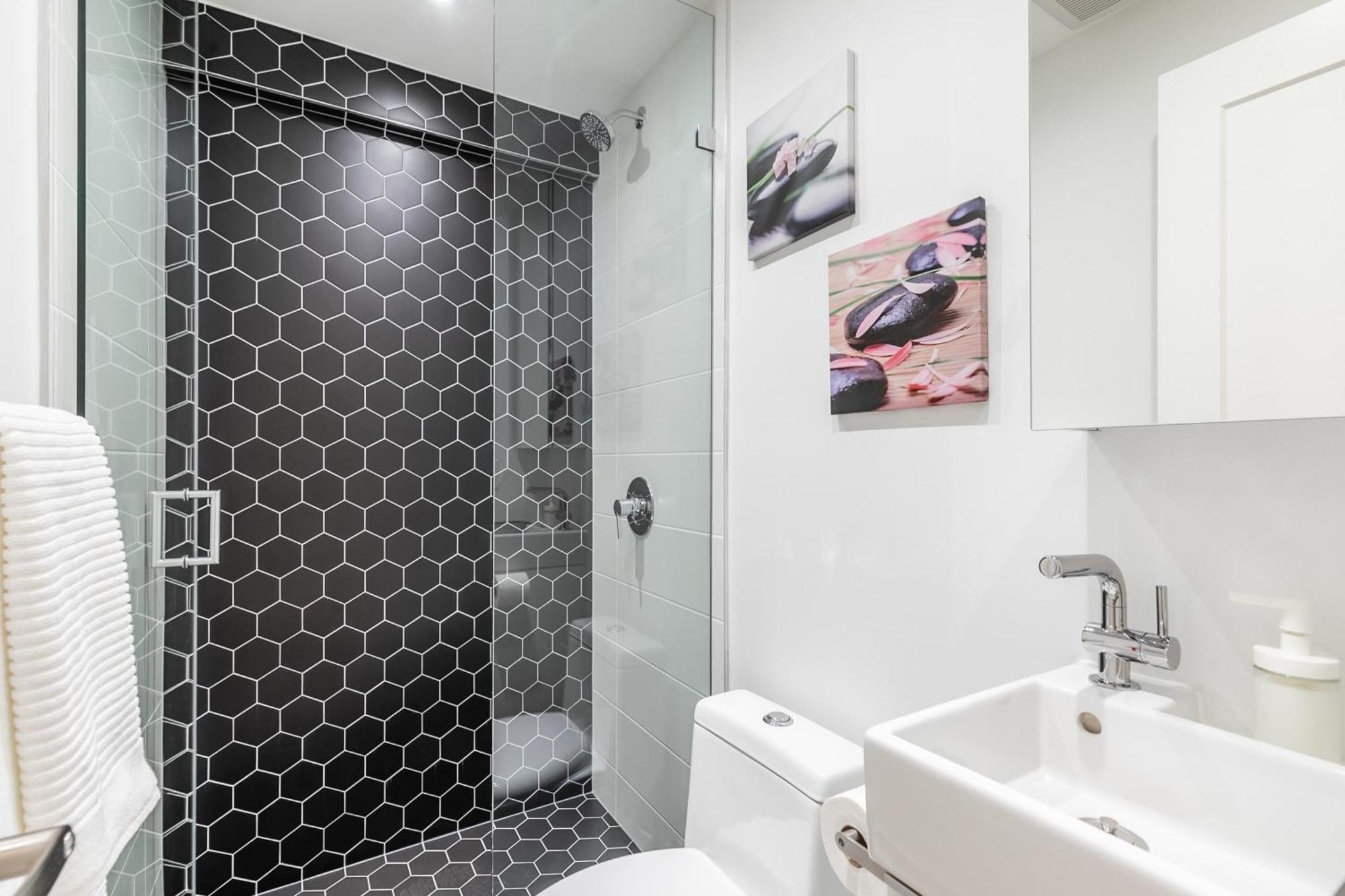 Beautiful Modern Unit In High Park North Apartment