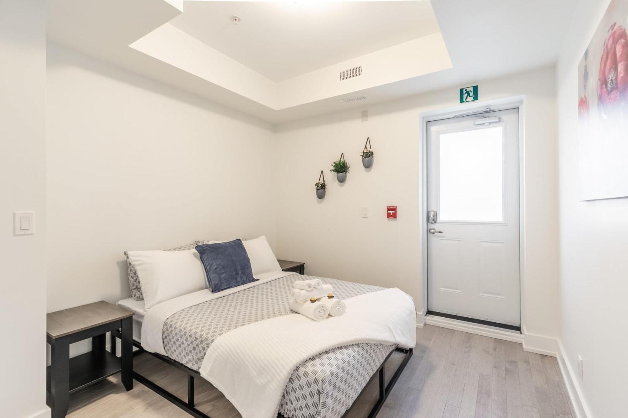 Apartment Beautiful Modern Unit In High Park North