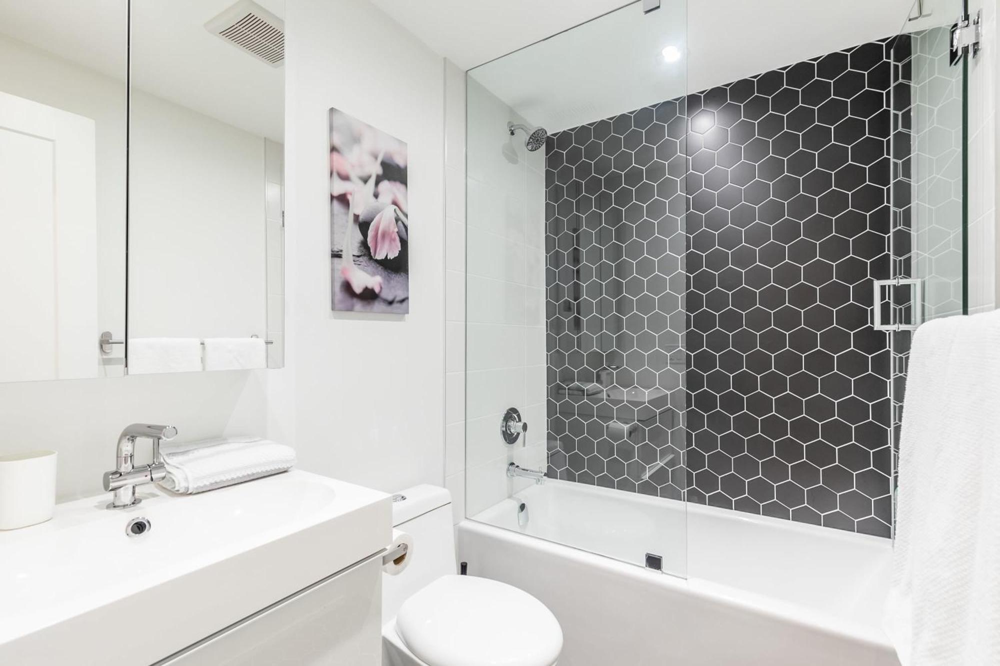 Beautiful Modern Unit In High Park North