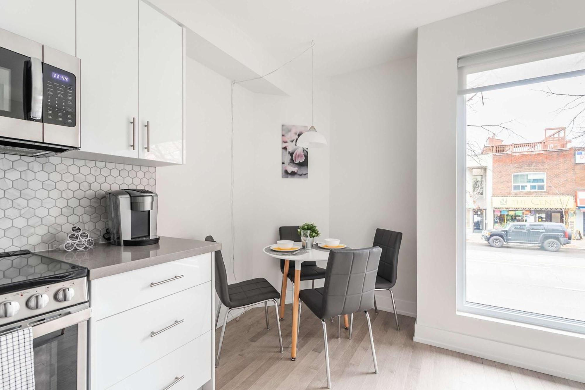 Beautiful Modern Unit In High Park North Apartment
