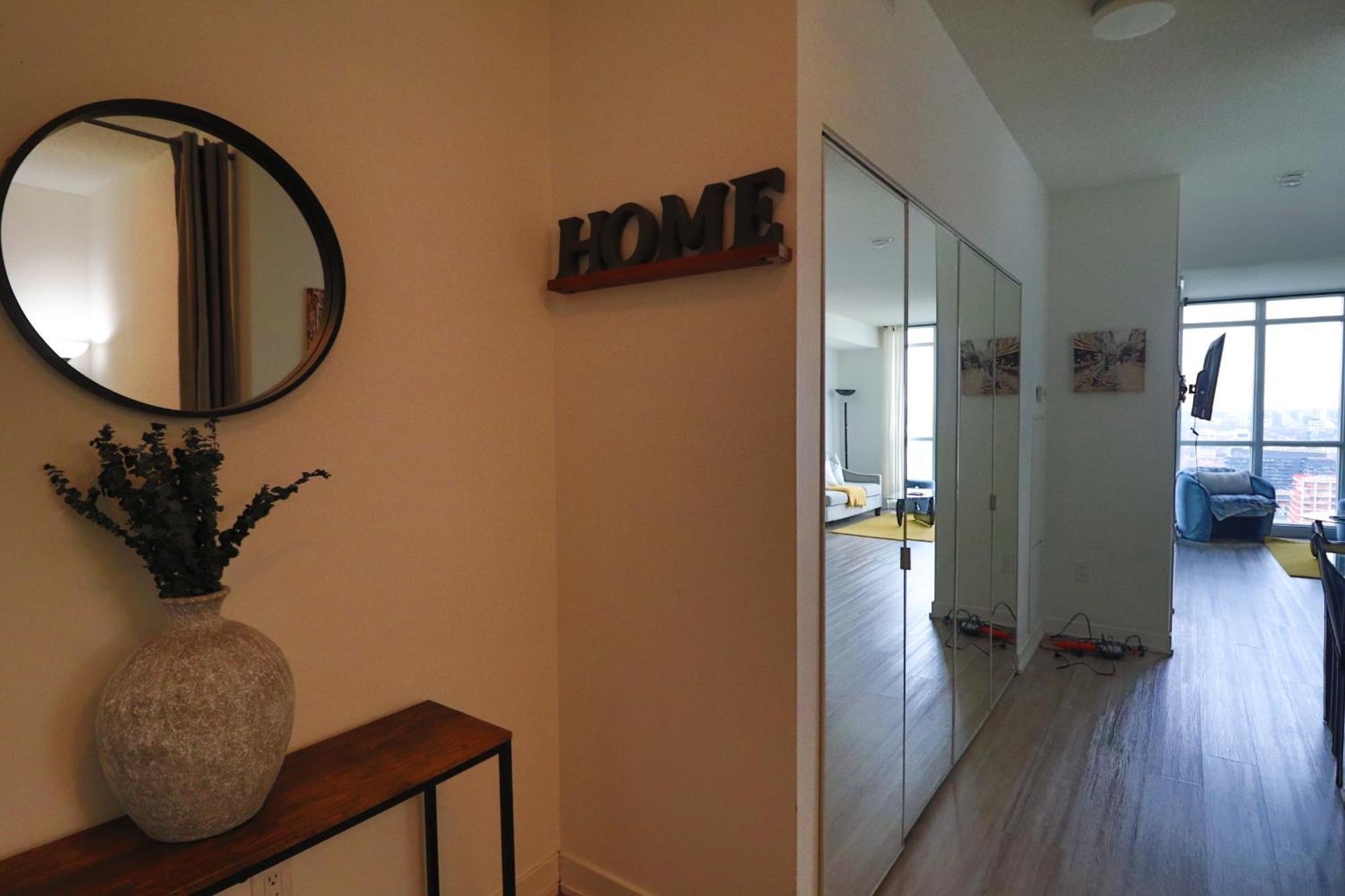 Downtown Oasis-luxury With Balcony & Free Parking Apartment Toronto