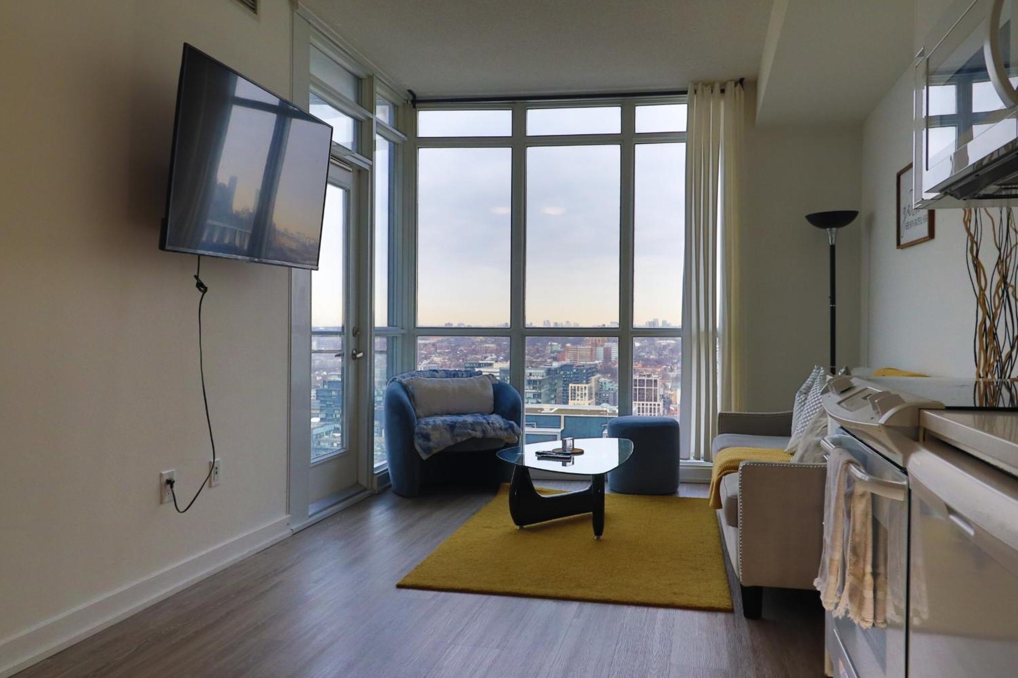 Downtown Oasis-luxury With Balcony & Free Parking Apartment *