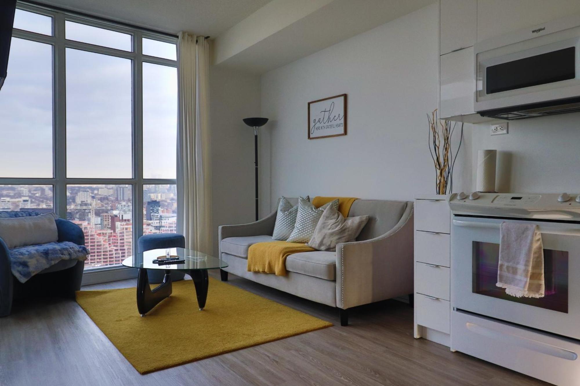 Downtown Oasis-luxury With Balcony & Free Parking Toronto