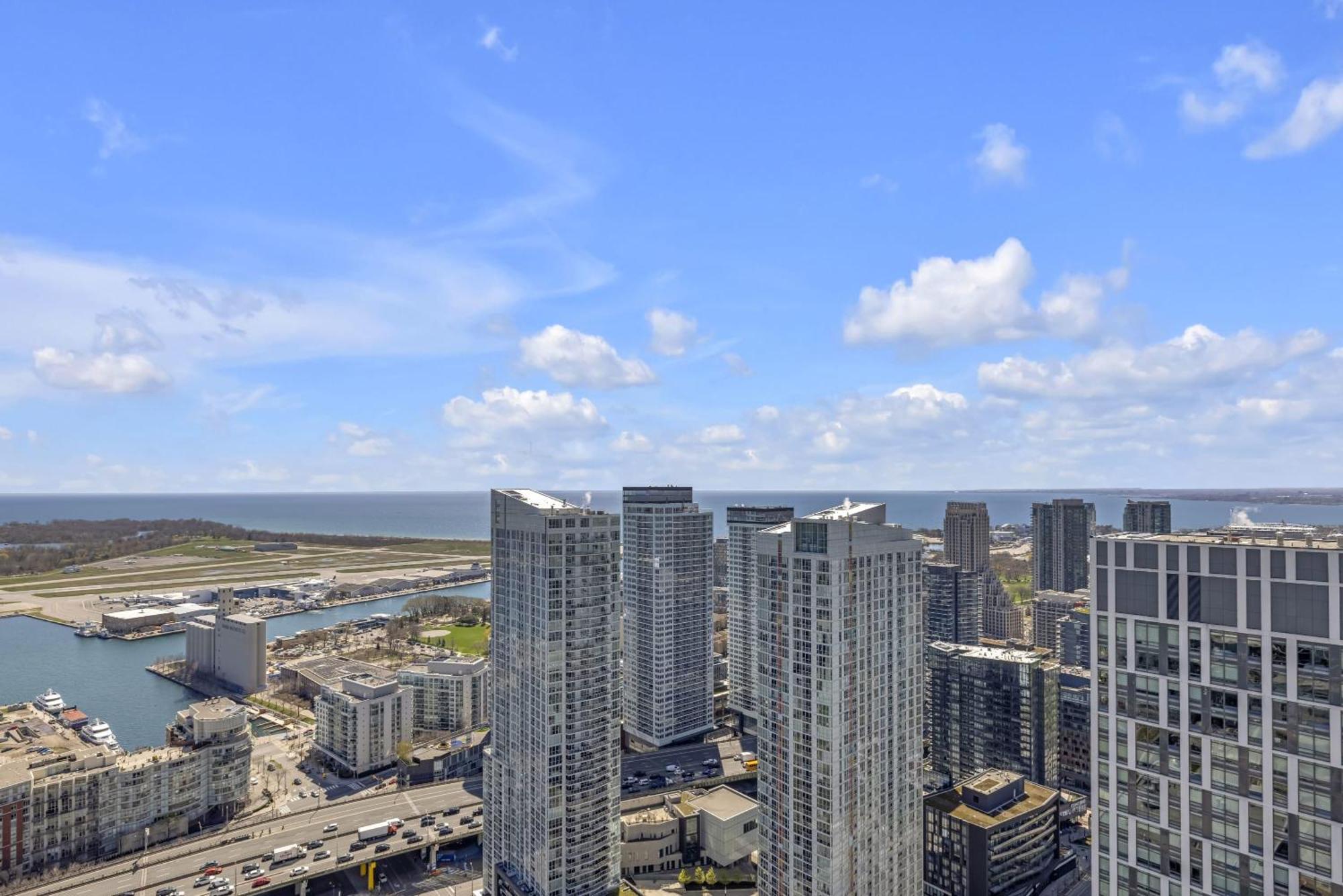Penthouse Living Above The Skyline Apartment