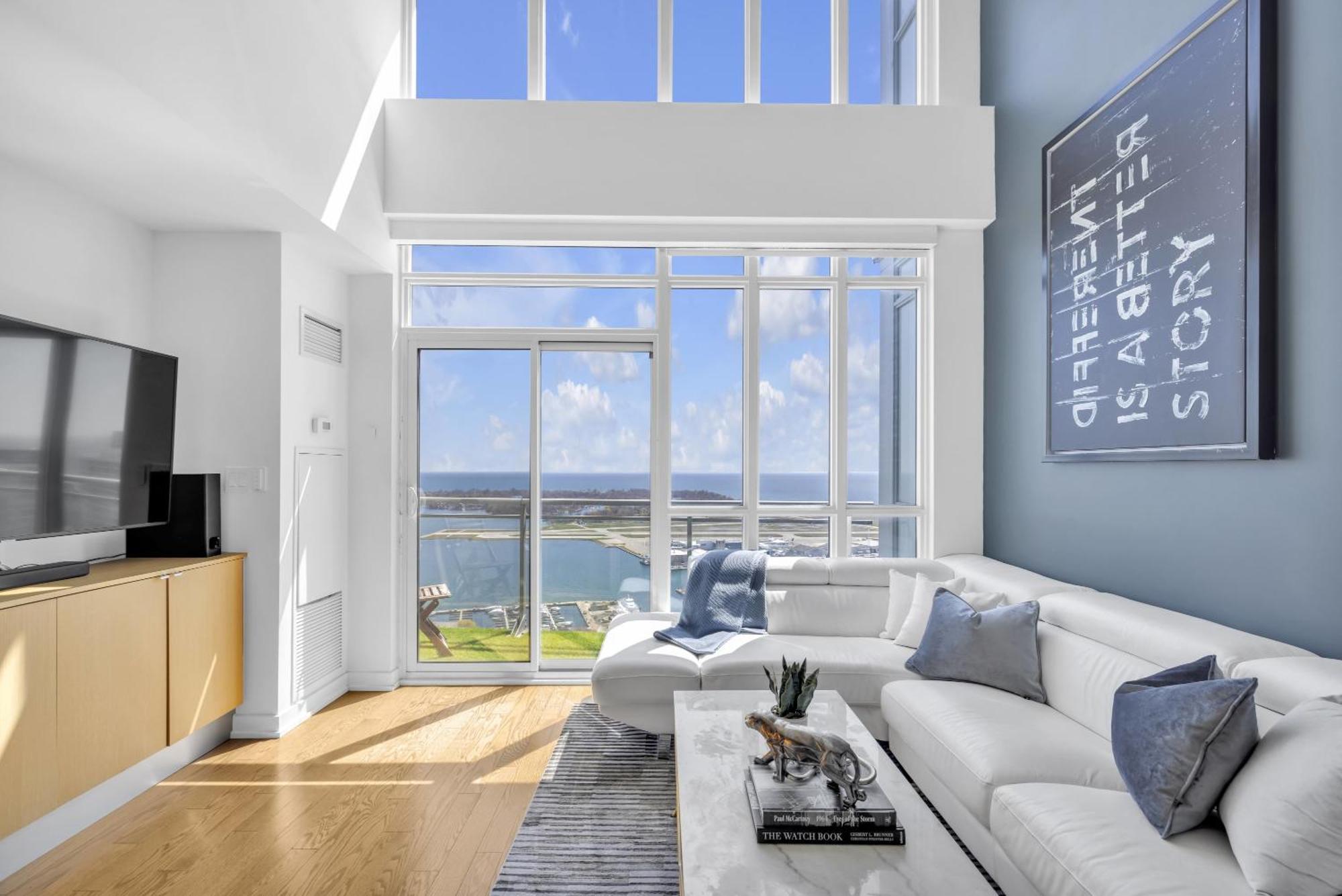 Penthouse Living Above The Skyline Apartment *