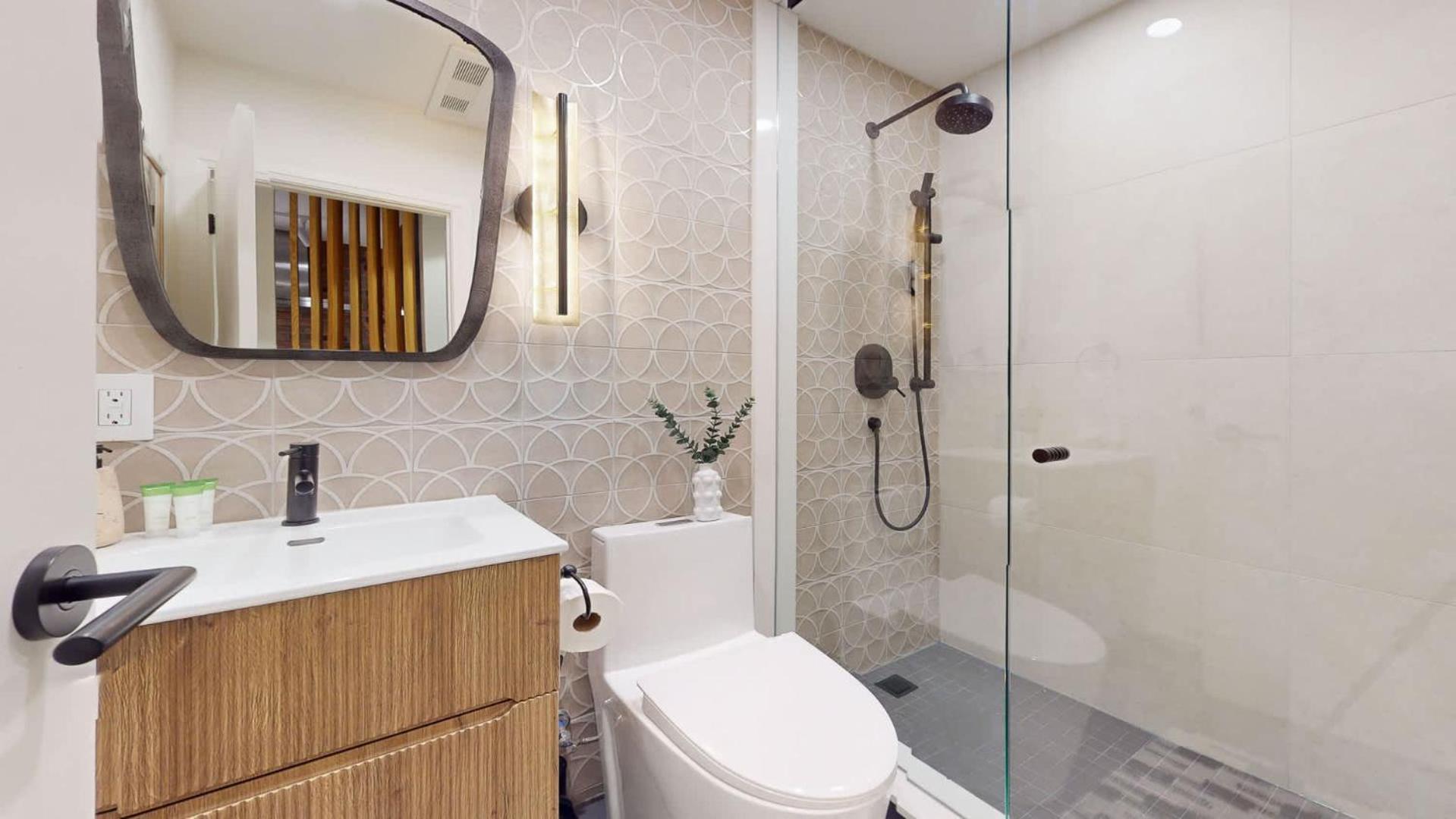 Casa Queen Elegant In Leslieville Toronto