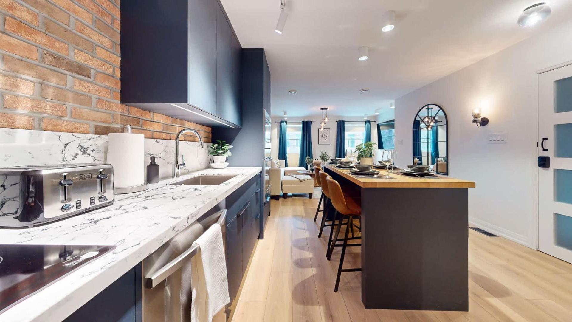 Casa Queen Elegant In Leslieville Hotel