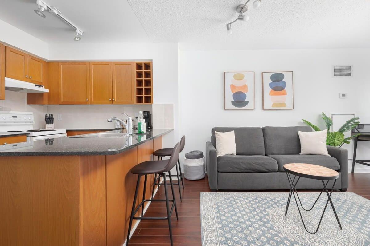 Lovely In Downtown To Yonge Dundas Square Apartment