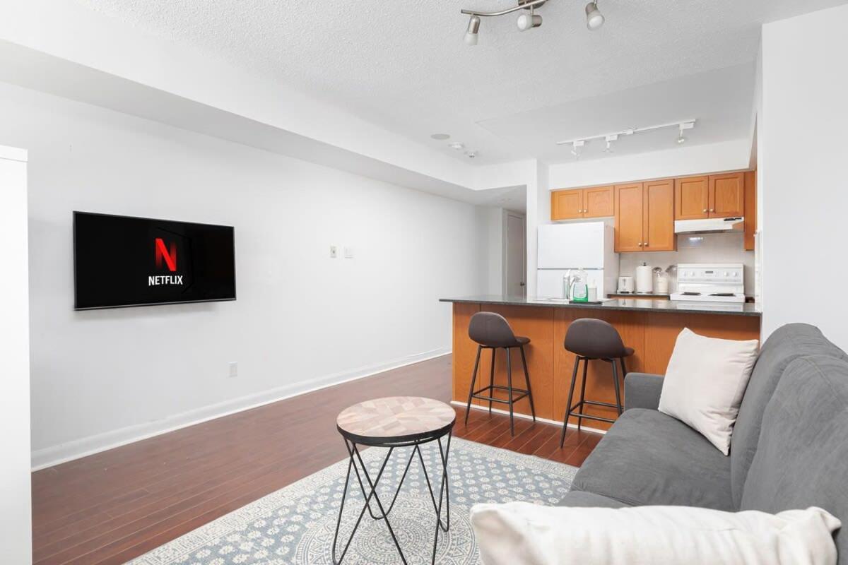 Lovely In Downtown To Yonge Dundas Square Apartment