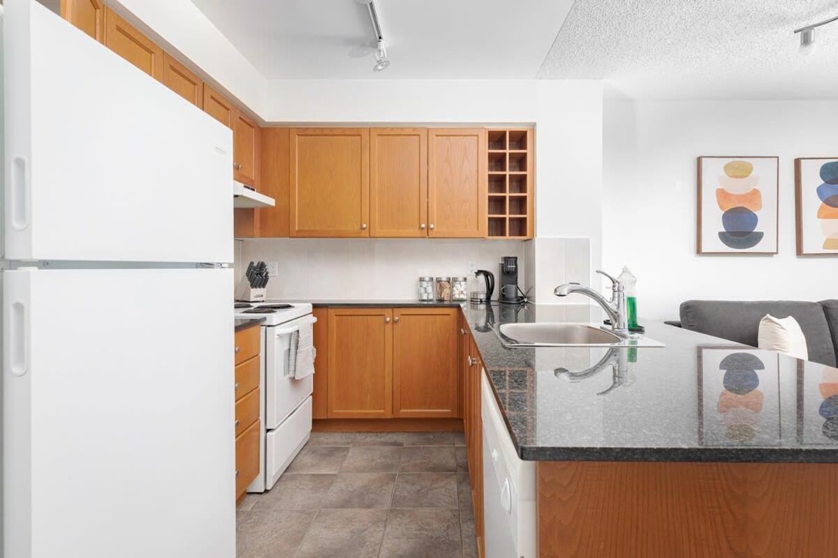 Lovely In Downtown To Yonge Dundas Square Apartment *